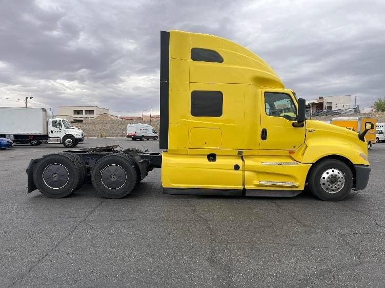 2022 International LT625 image 5