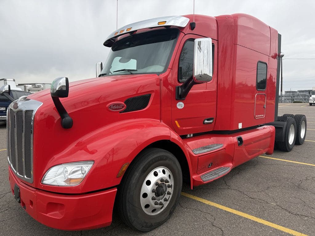Used 2022 PETERBILT 579 image 3
