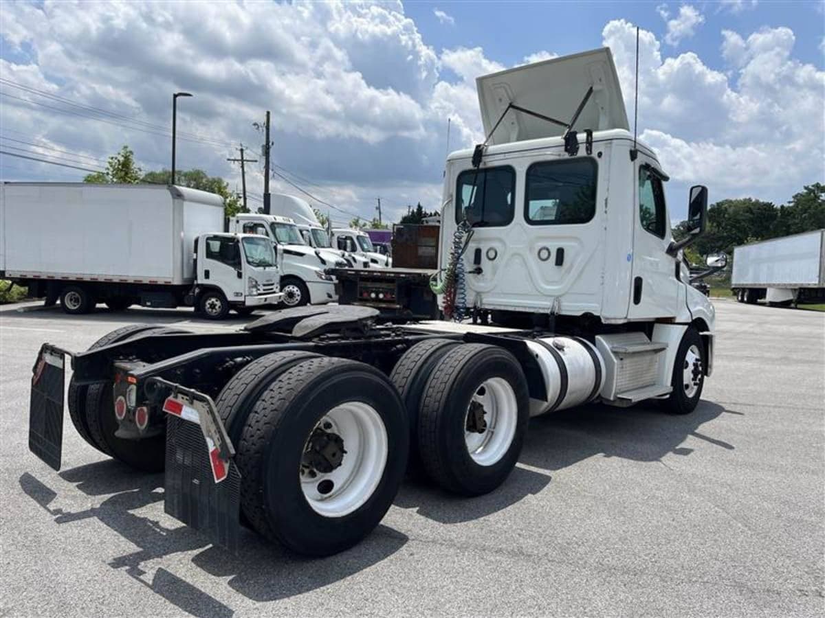 2019 Freightliner Cascadia 126 Day Cab Truck - 450HP, 12 Speed Automatic image 4