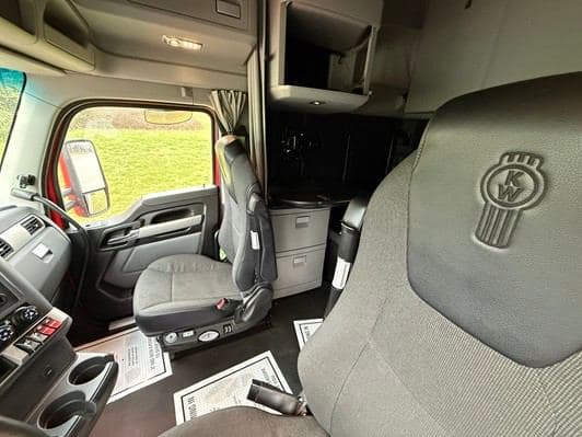 2022 Kenworth T680 image 26