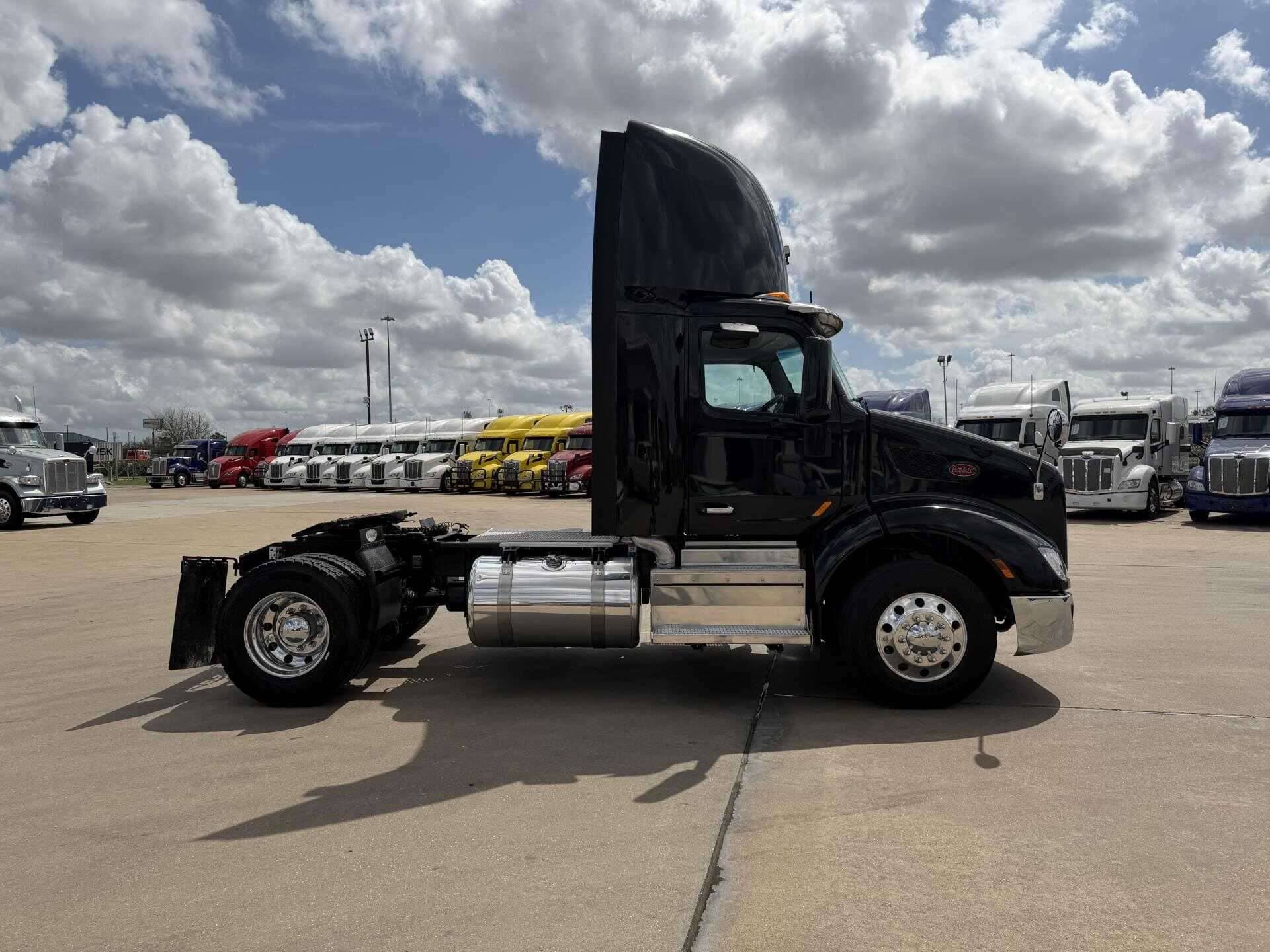 2021 Peterbilt 579 image 2