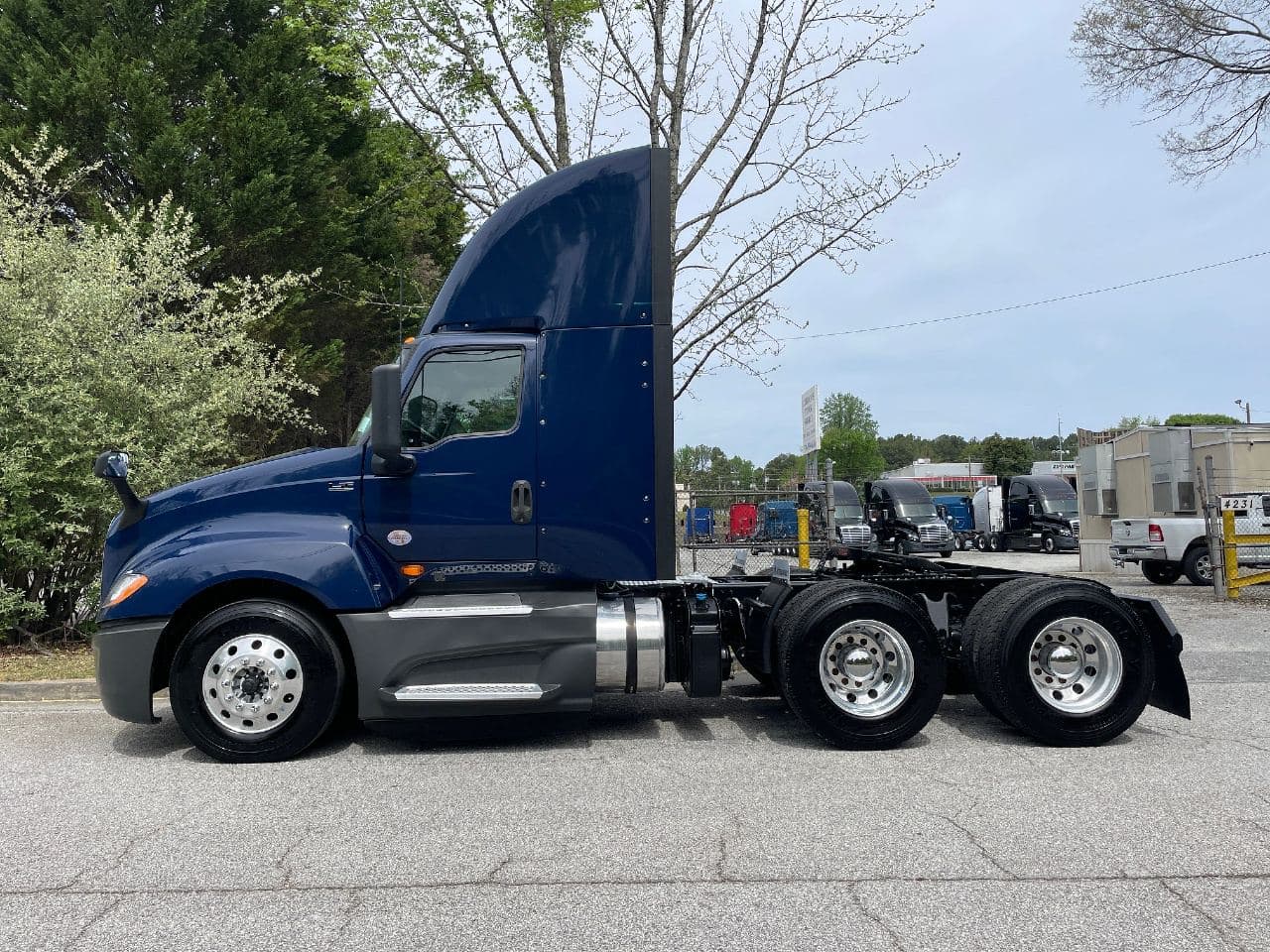 2021 International LT625 image 6
