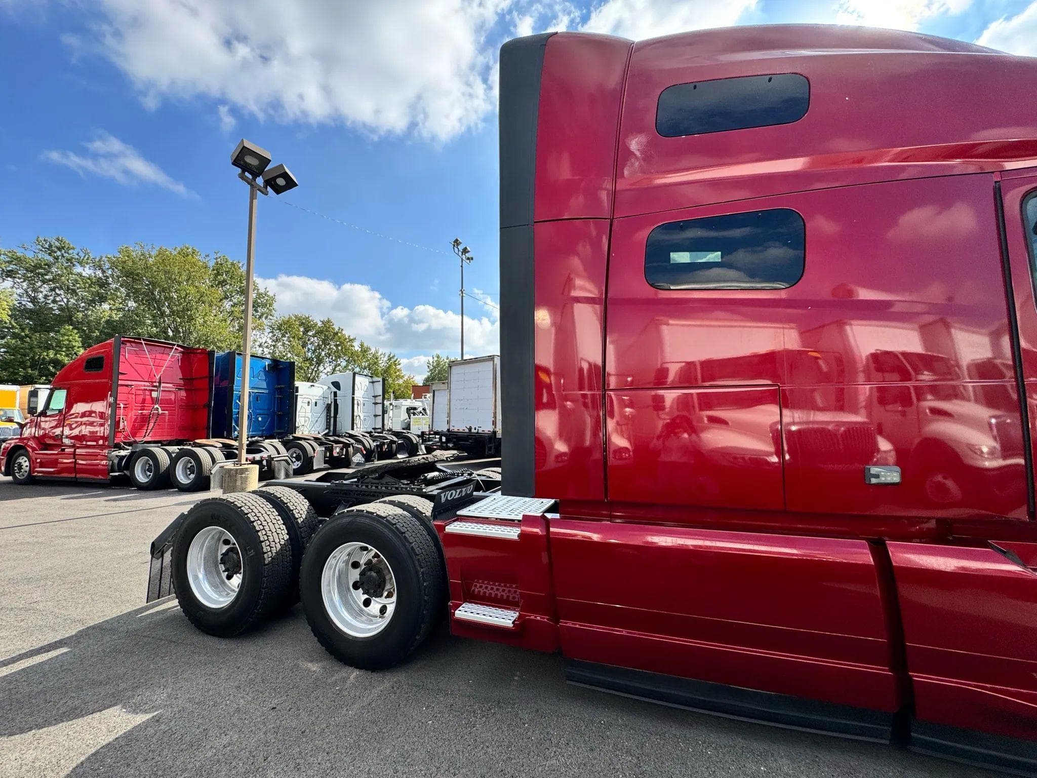 2021 Volvo VNL image 10