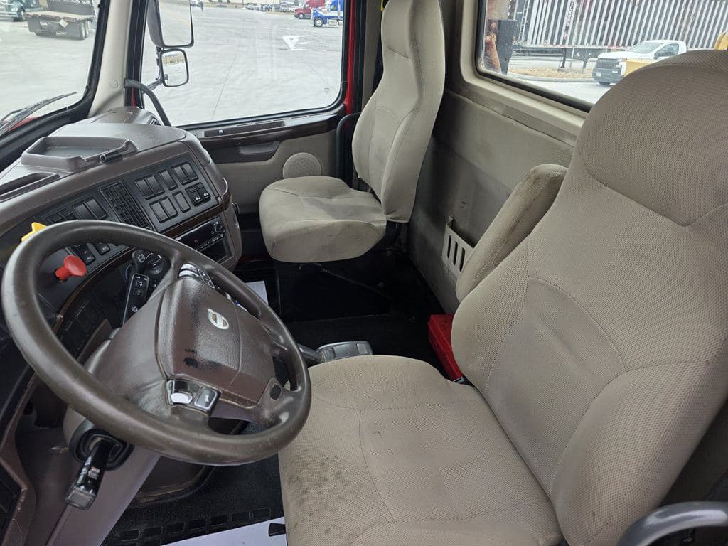Used 2016 VOLVO VHD84BT image 18