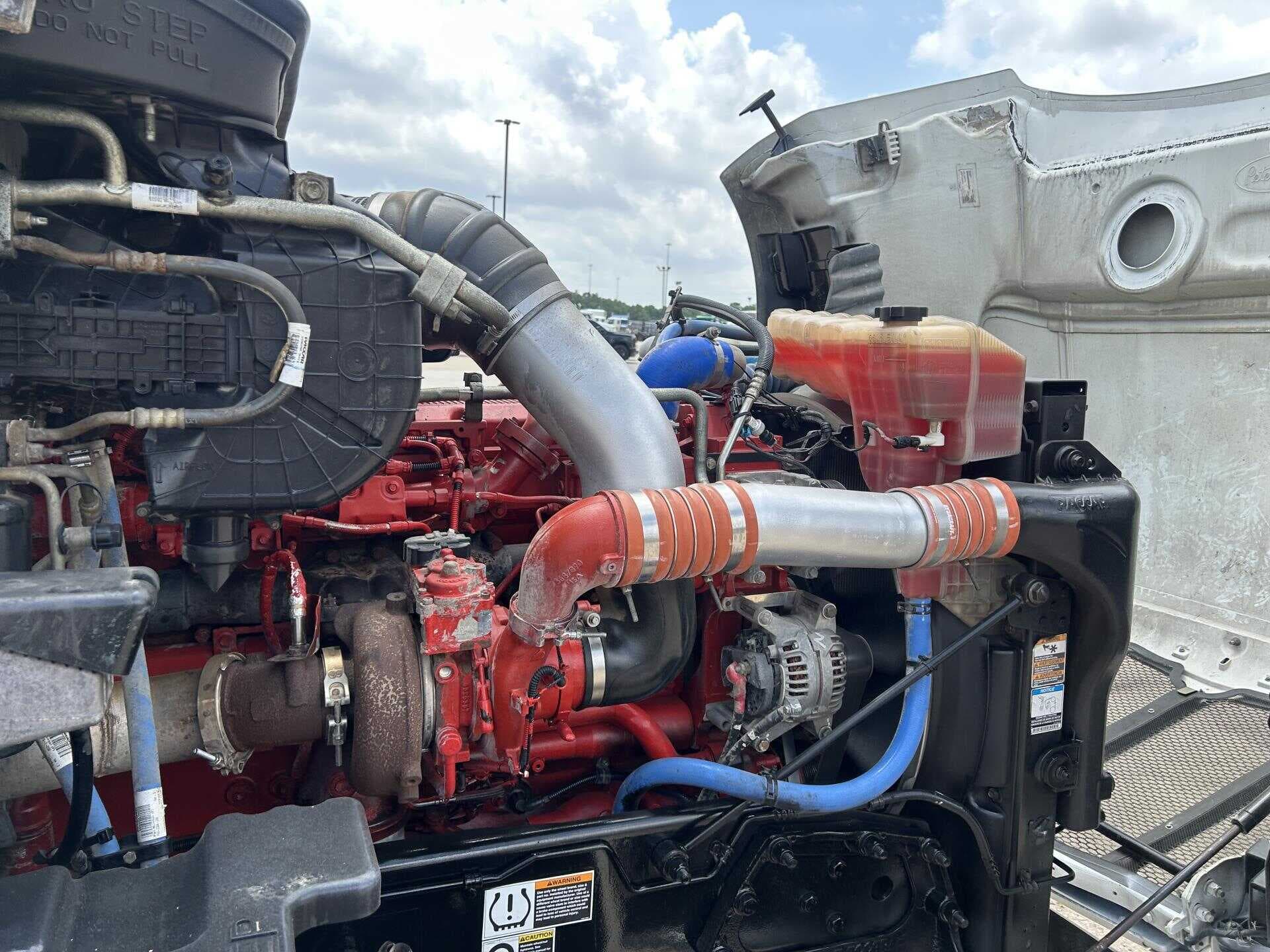 2020 Peterbilt 579 image 16