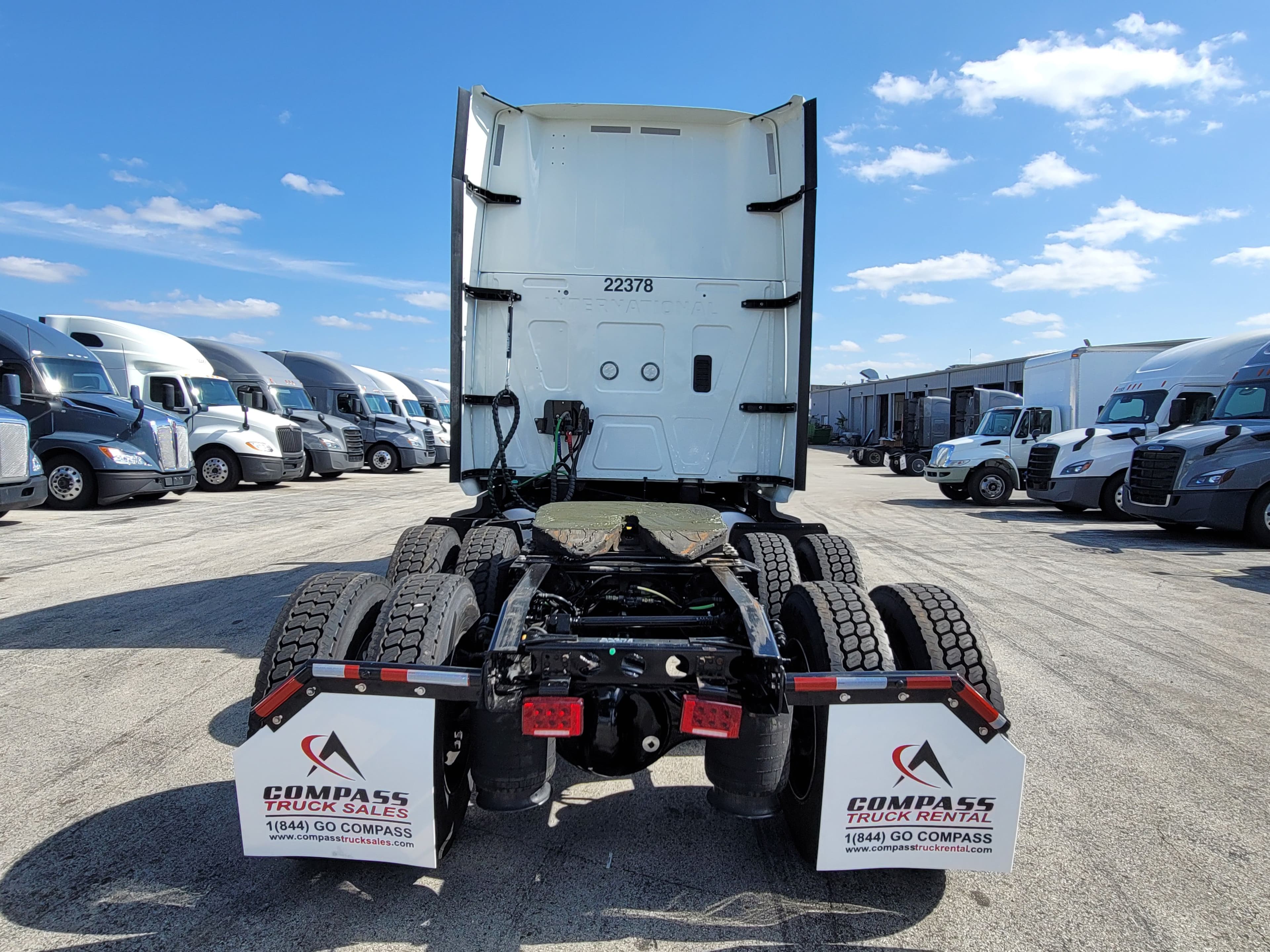 2022 International LT image 3