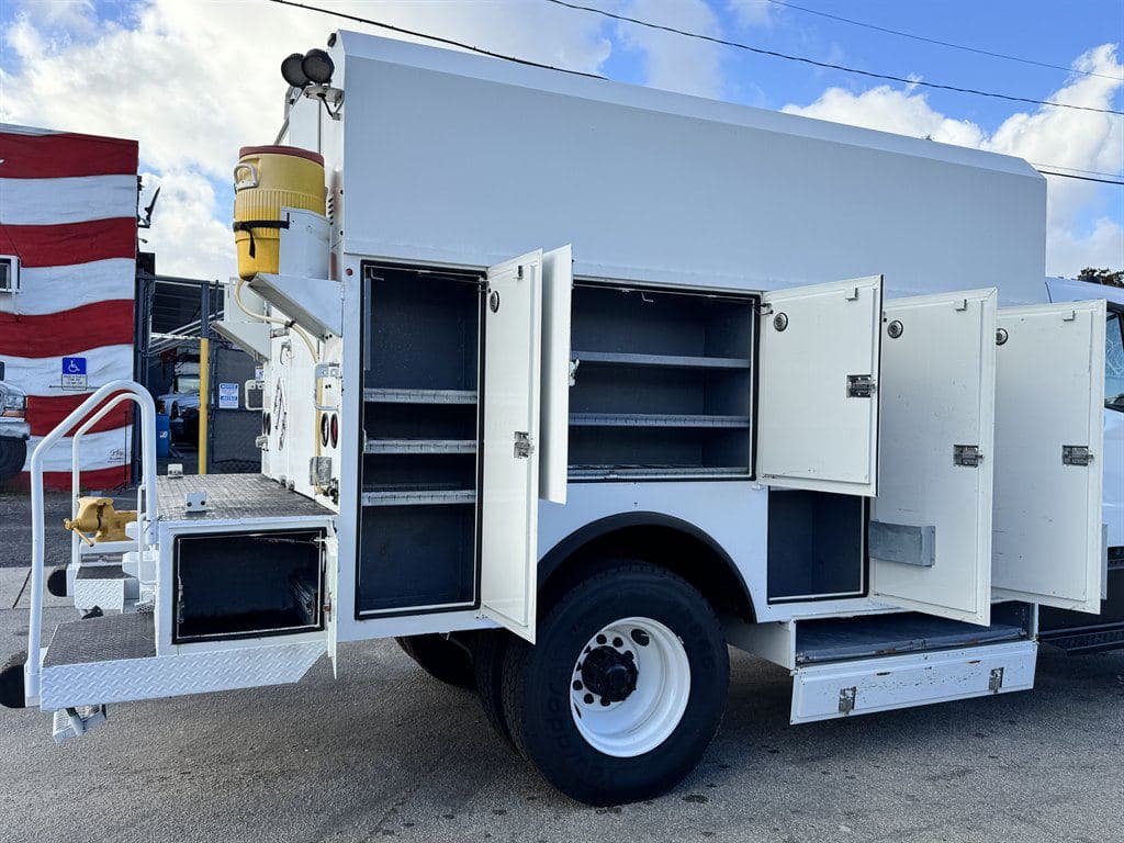 2014 Freightliner M2 106 image 21
