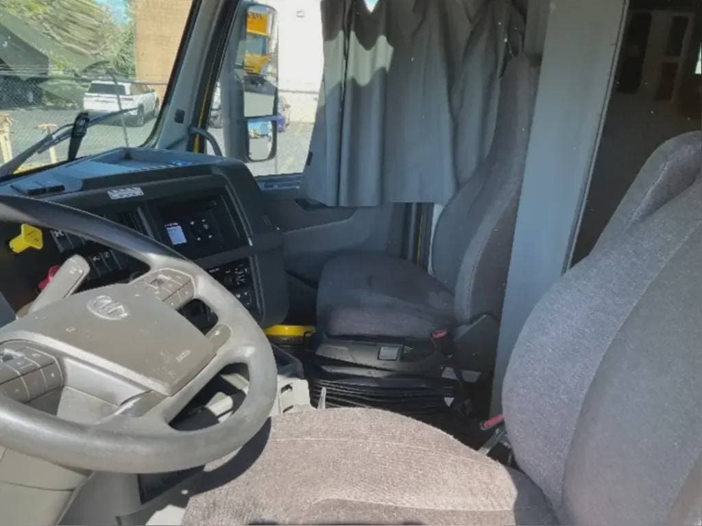 2022 Volvo VNL image 6