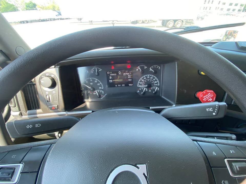 2024 Volvo VNL image 11