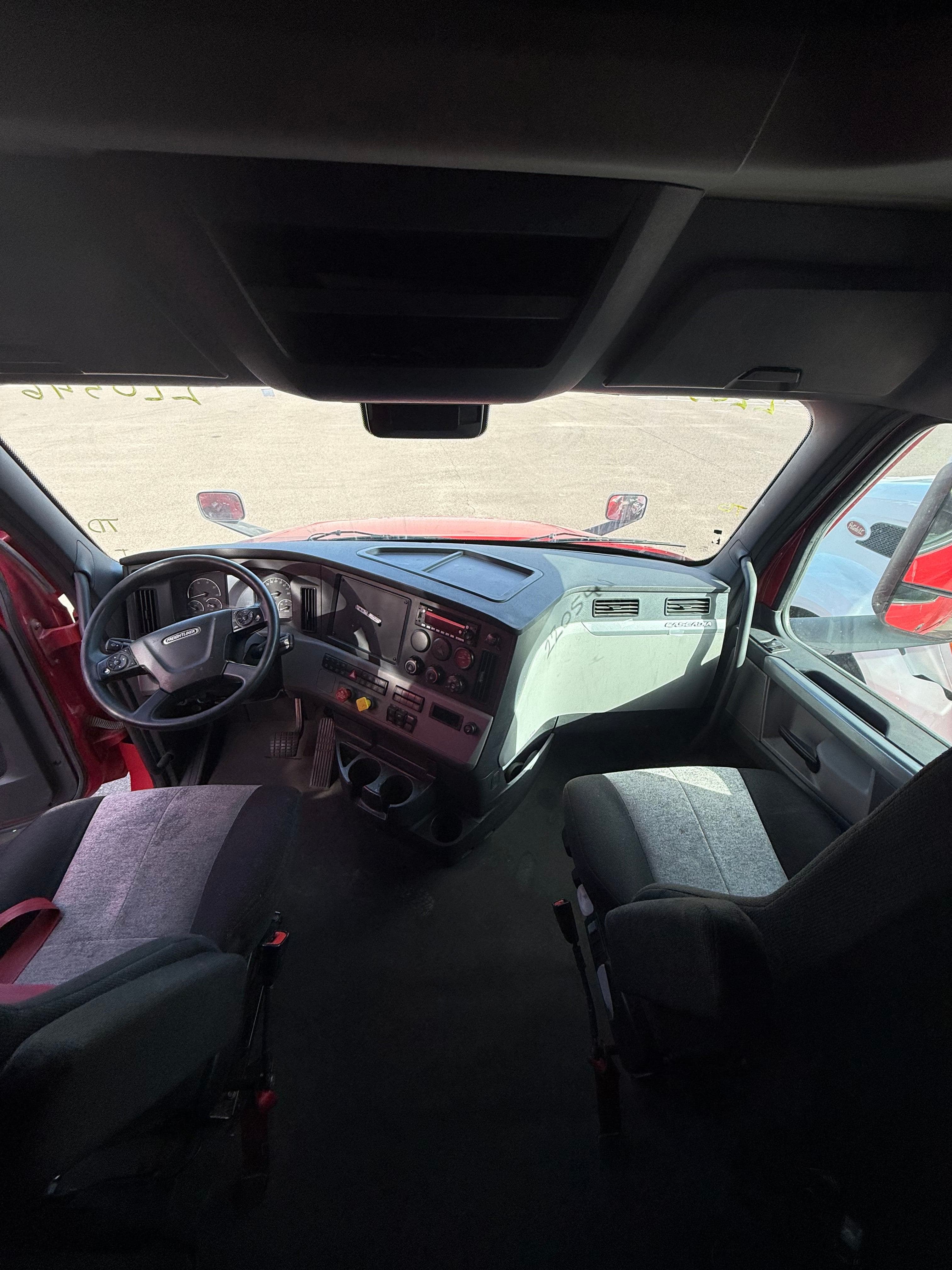 2022 Freightliner Cascadia image 9