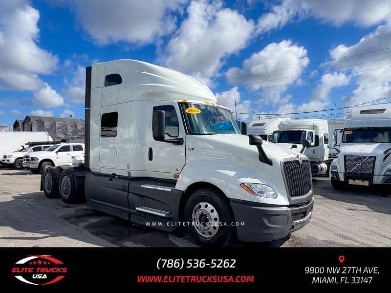 2022 International LT625 image 8