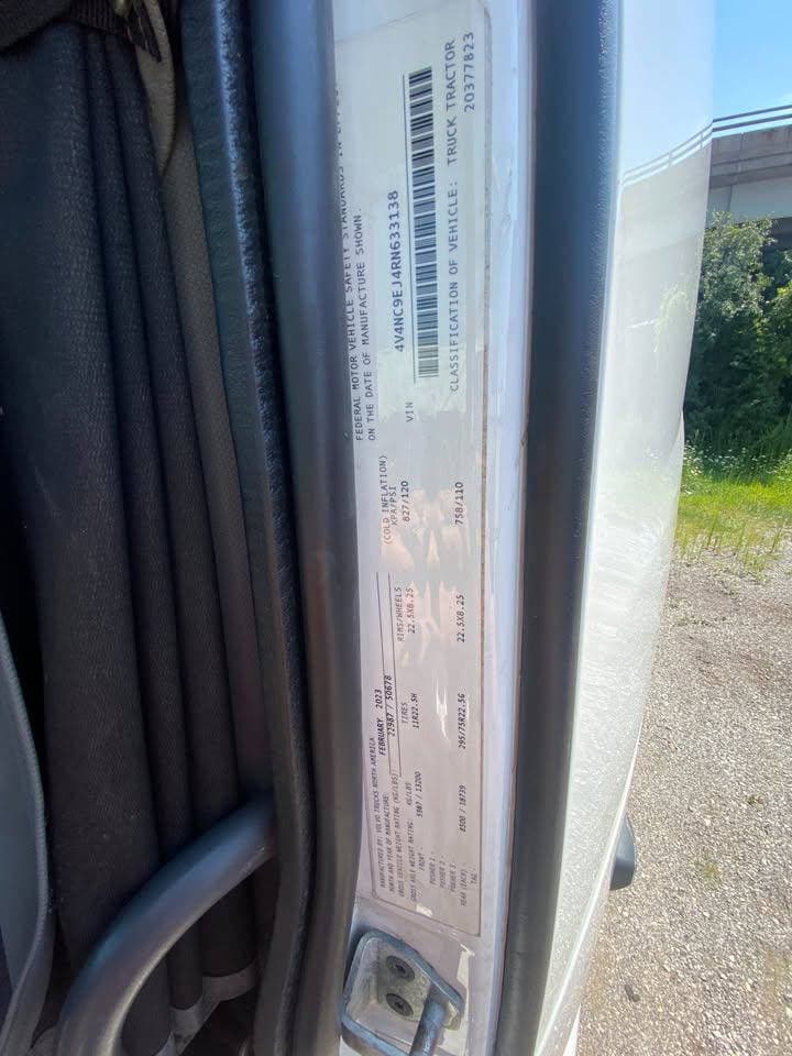 2024 Volvo VNL image 8