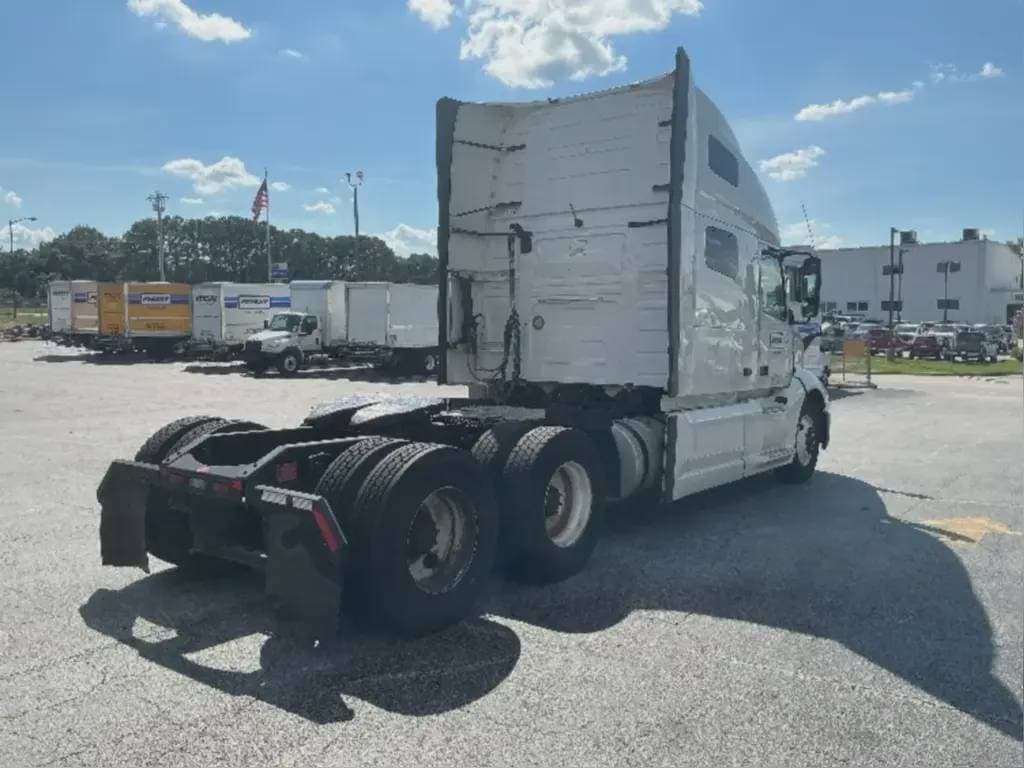 2022 Volvo VNL image 4