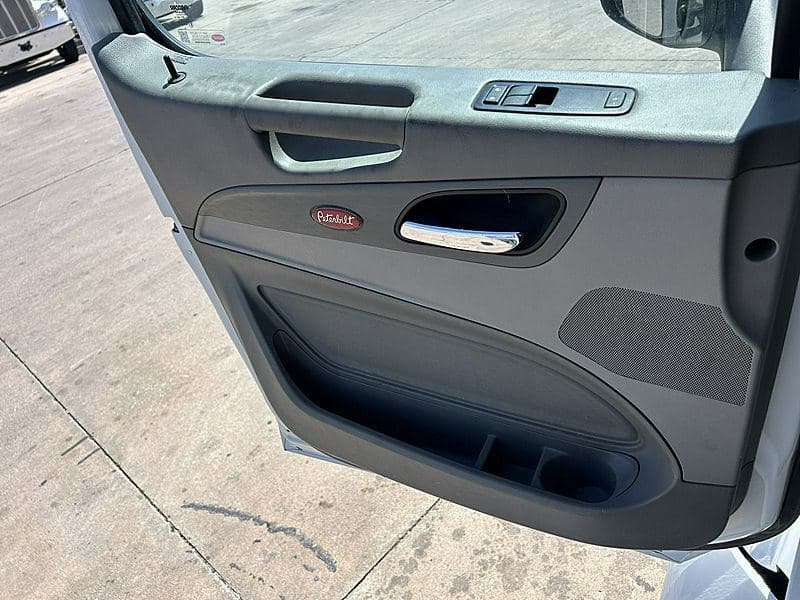 2021 Peterbilt 579 image 9