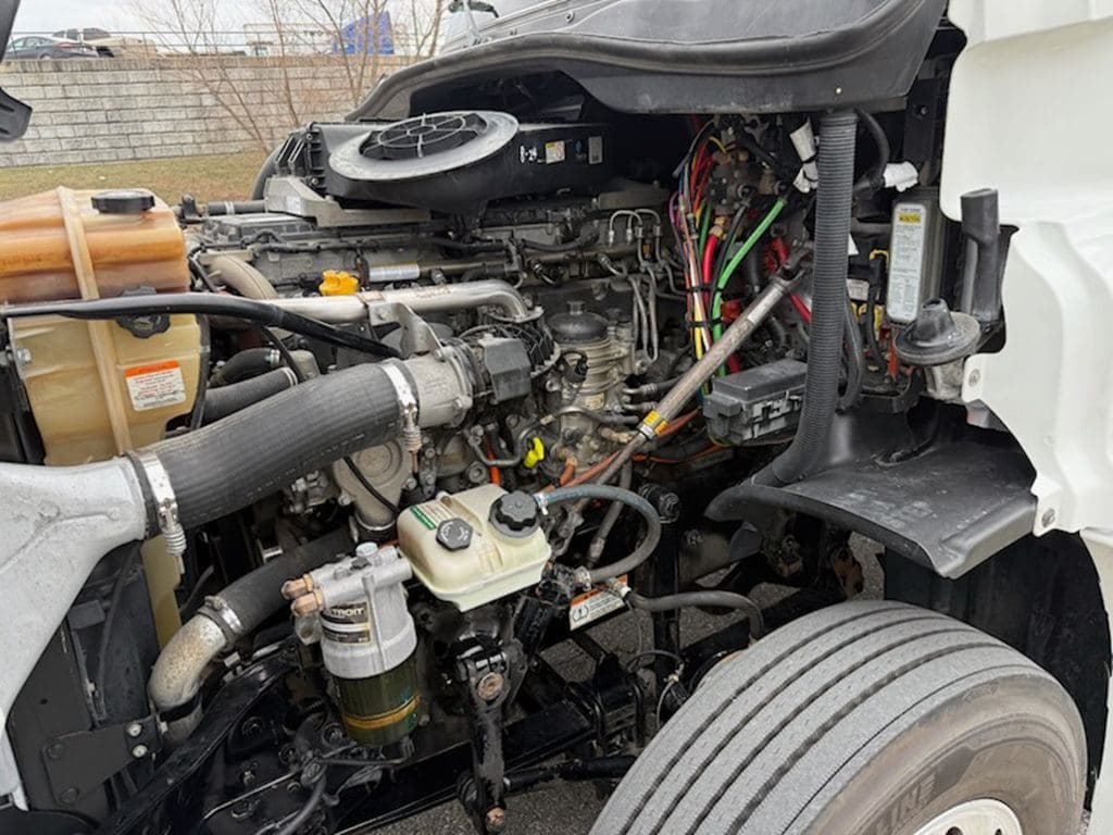 Used 2019 FREIGHTLINER CA12564DC image 28