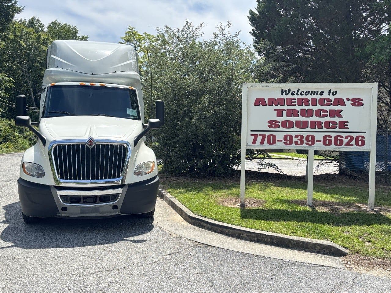 2018 International LT625 image 1