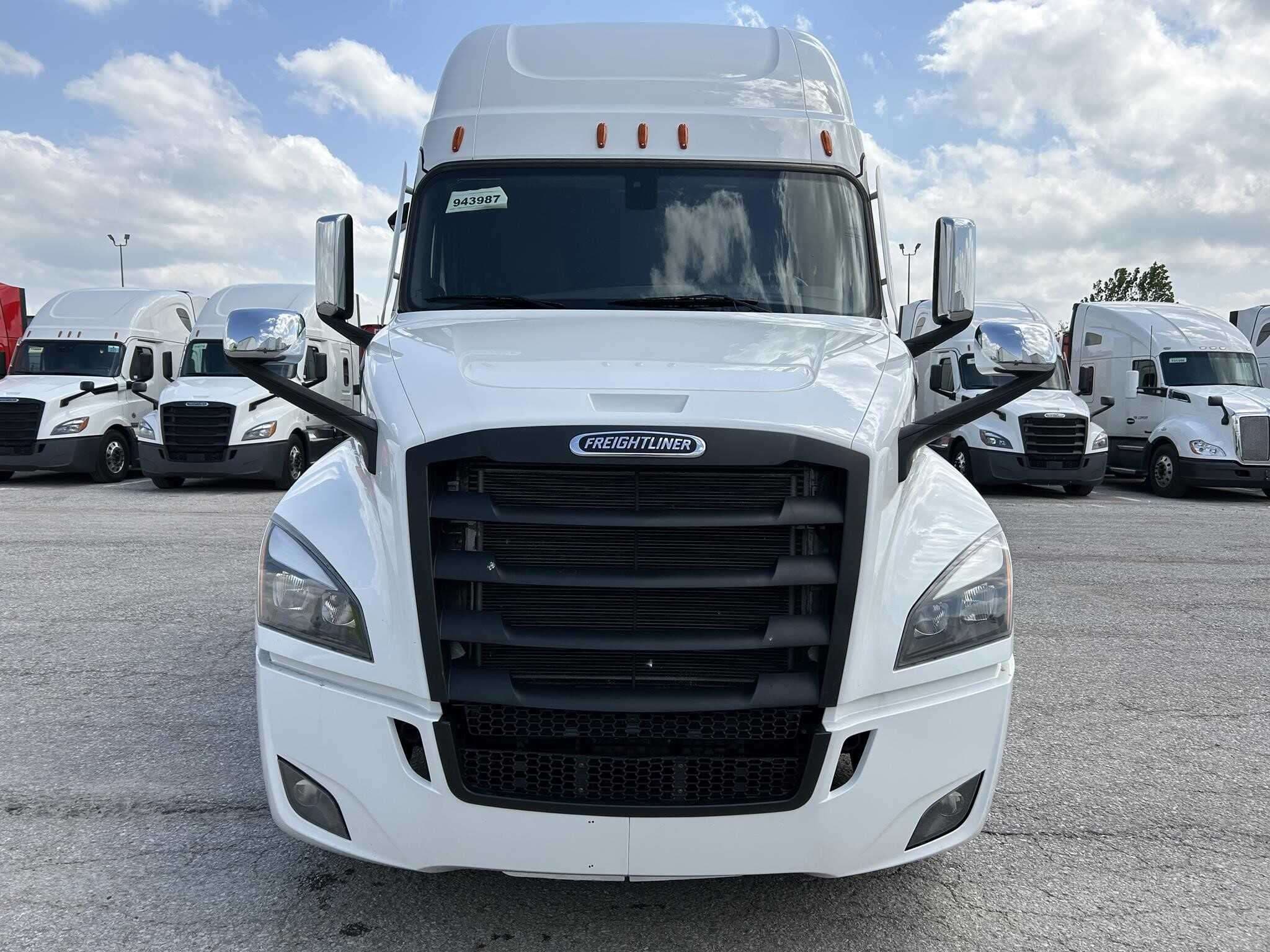 2023 Freightliner Cascadia image 4