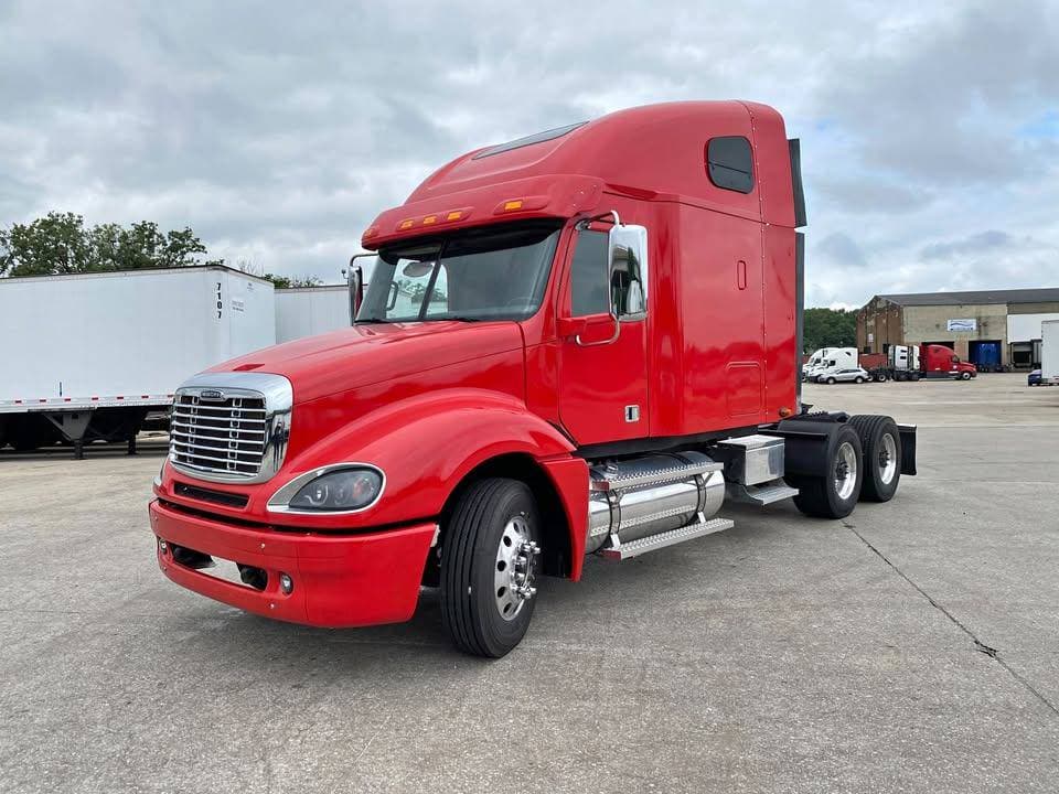 2020 Freightliner Columbia image 1