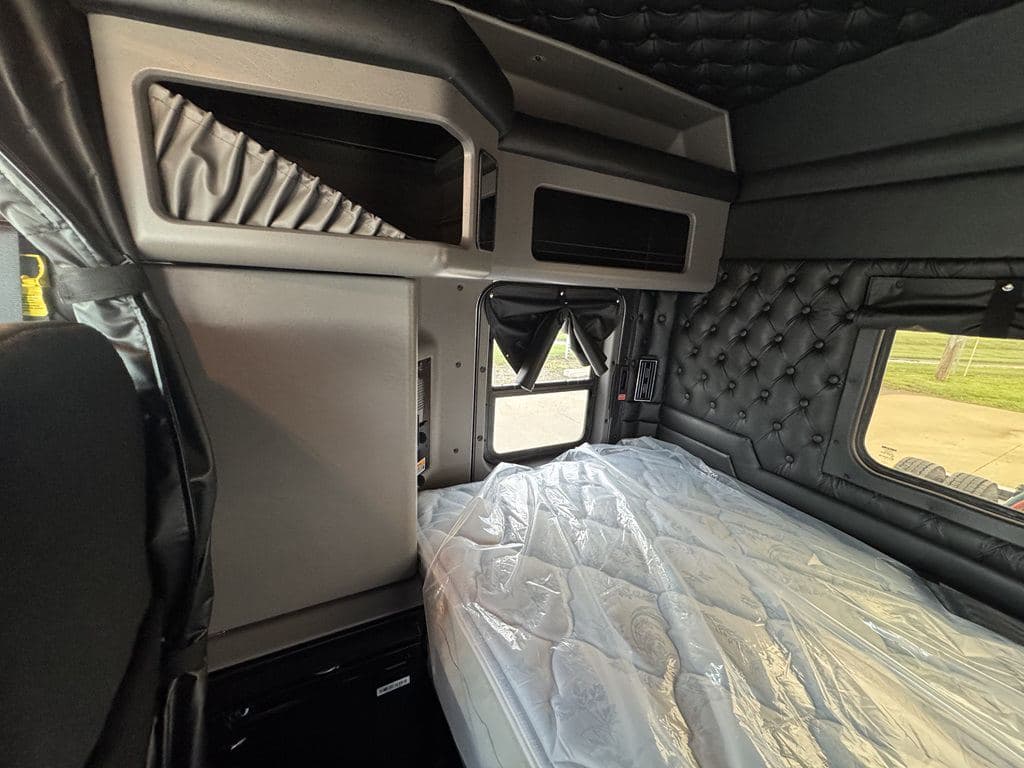 New 2027 KENWORTH W900L image 11