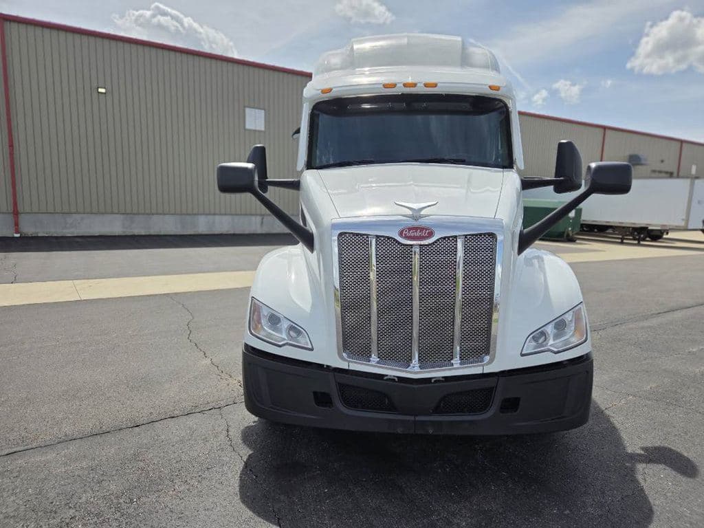 Used 2023 PETERBILT 579 image 7