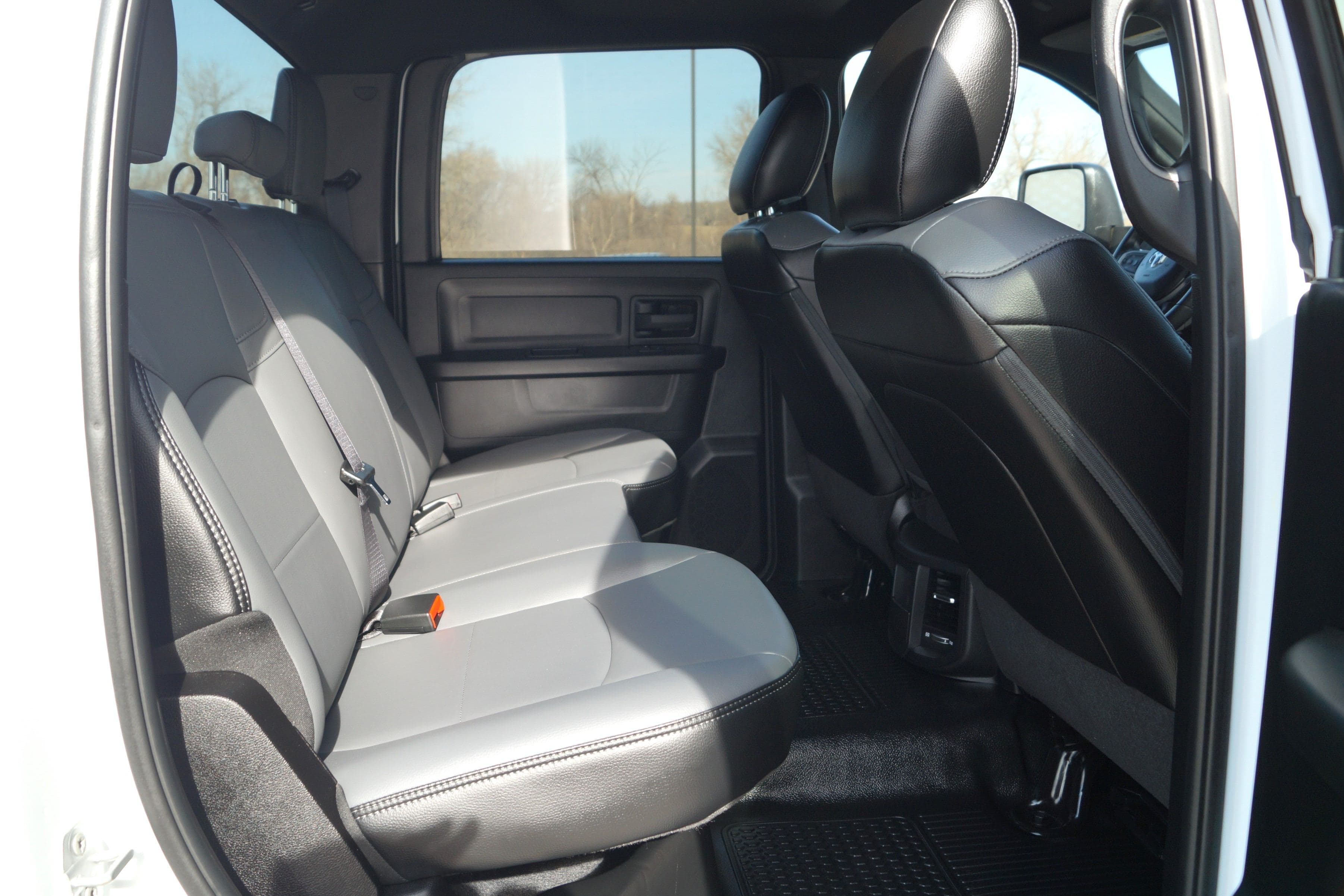 2023 RAM 3500 Tradesman - Cab Chassis - 4WD 6.4L V8 HEMI image 14