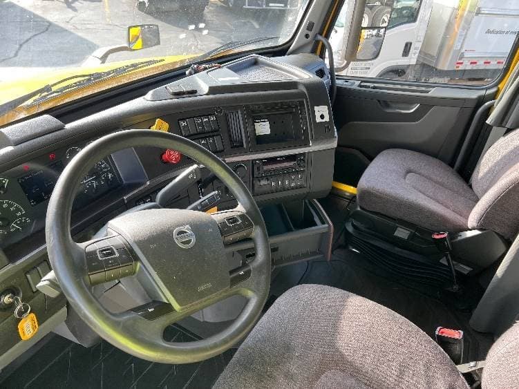 2022 Volvo VNL image 8
