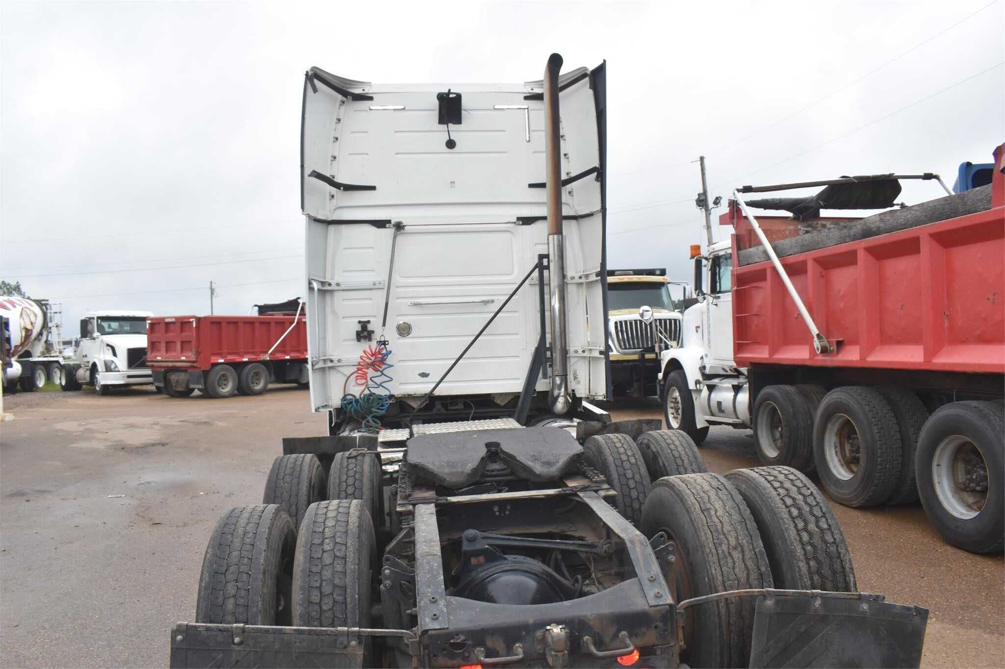 2011 Volvo VNL670 image 3