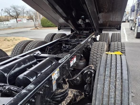 2025 Kenworth T880 image 17