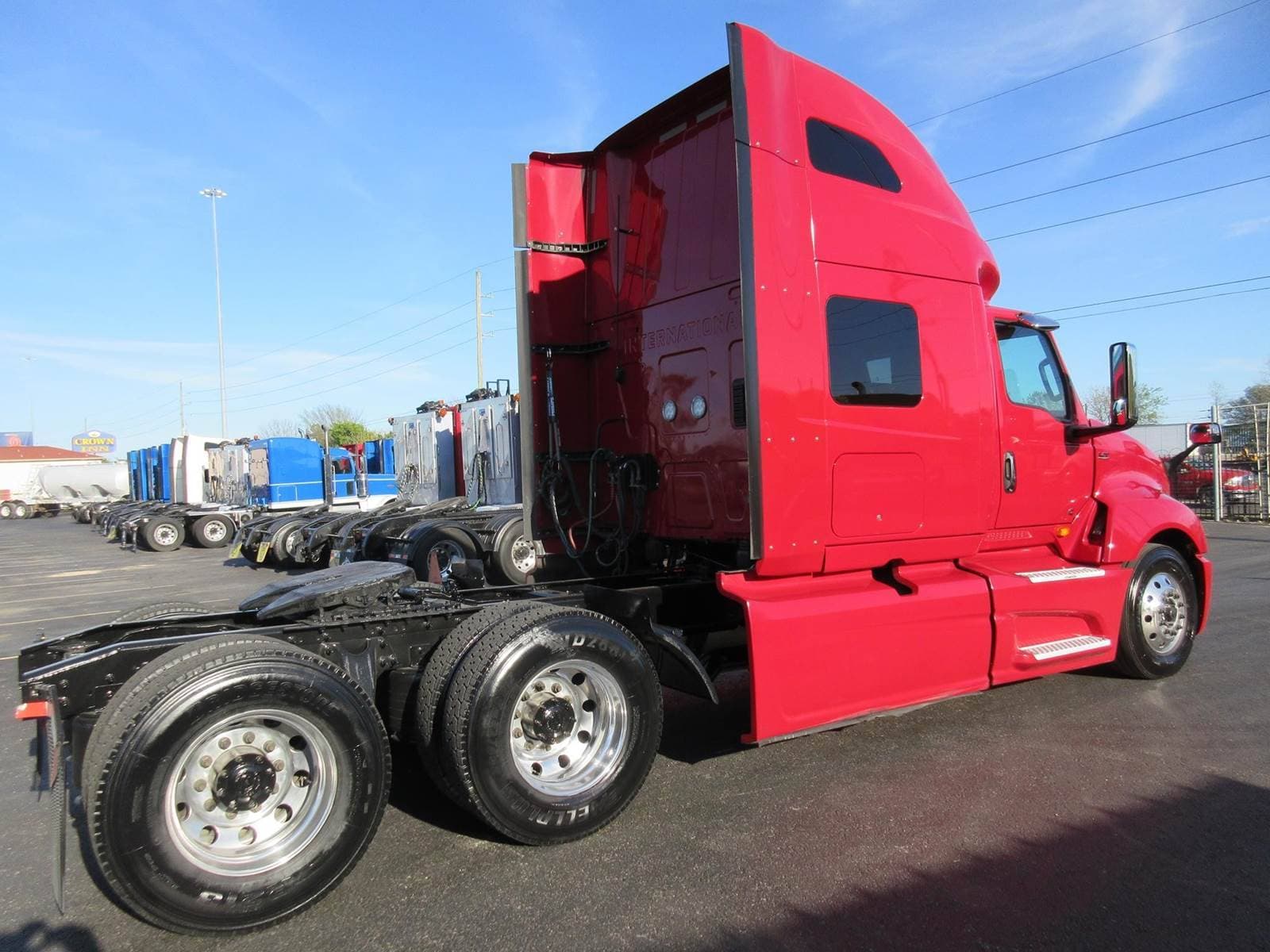 2021 International LT625 image 4