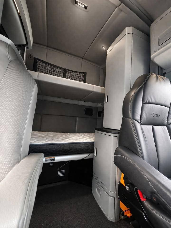 2019 Kenworth T680 image 10