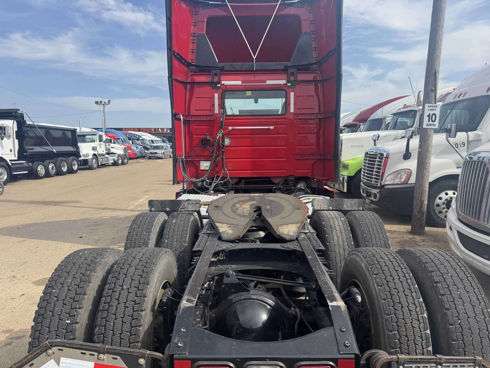 2020 Volvo VNR image 5