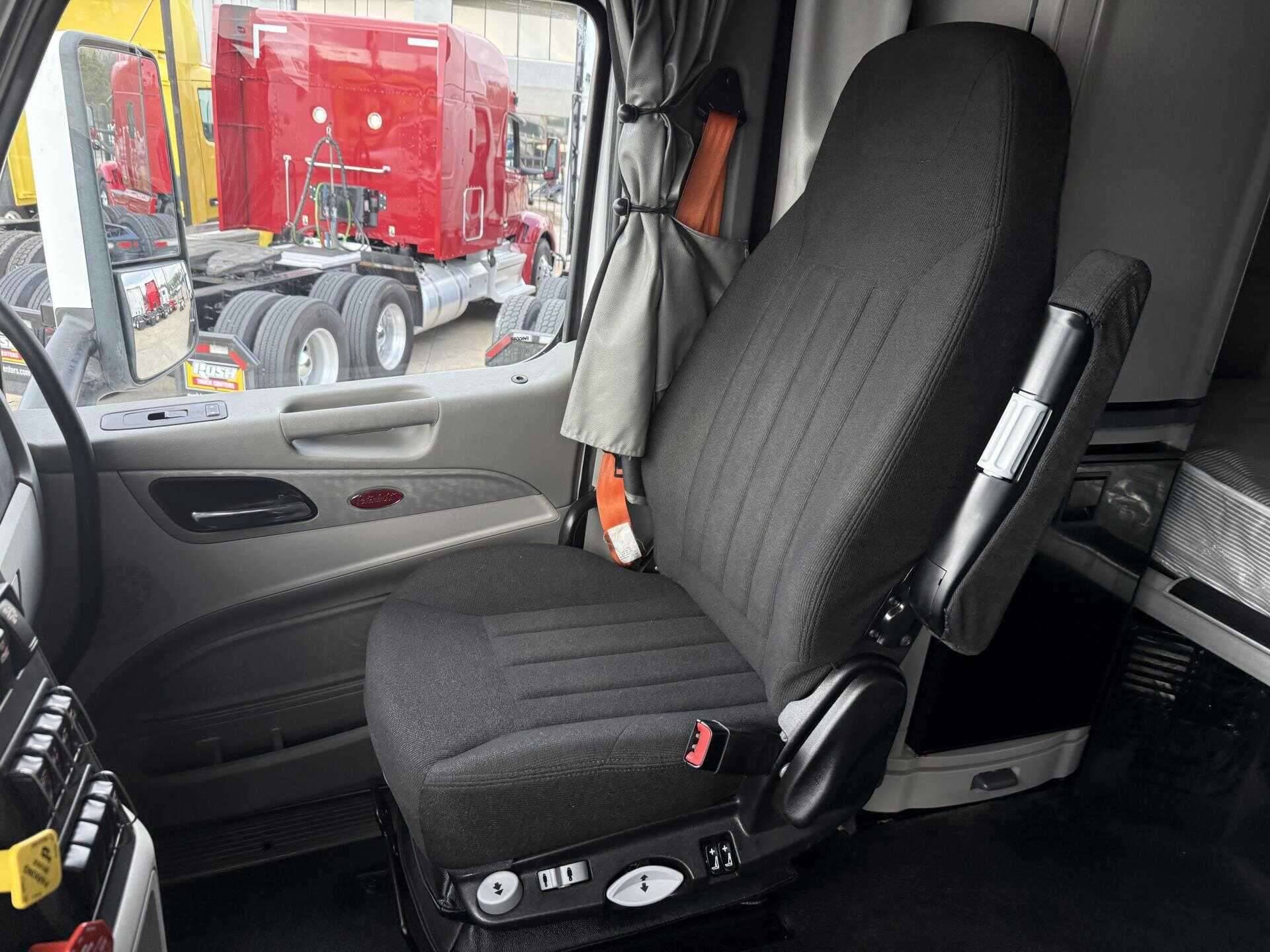 2021 Peterbilt 579 image 5