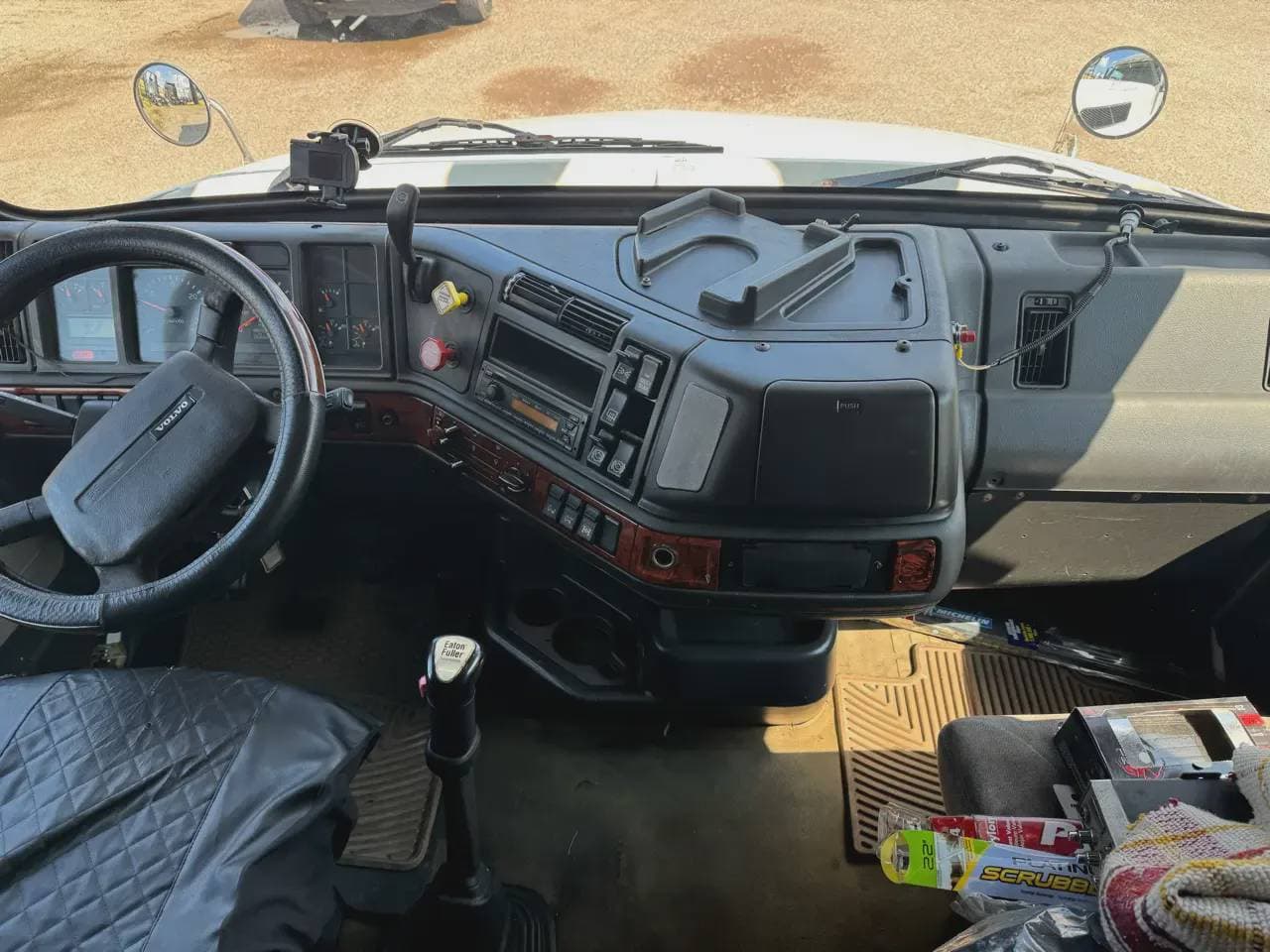 2003 Volvo VNL image 8