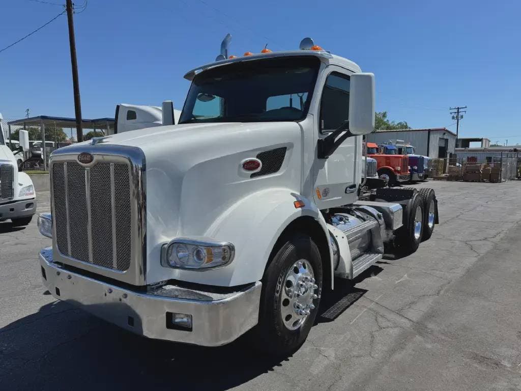 2022 Peterbilt 567 image 1