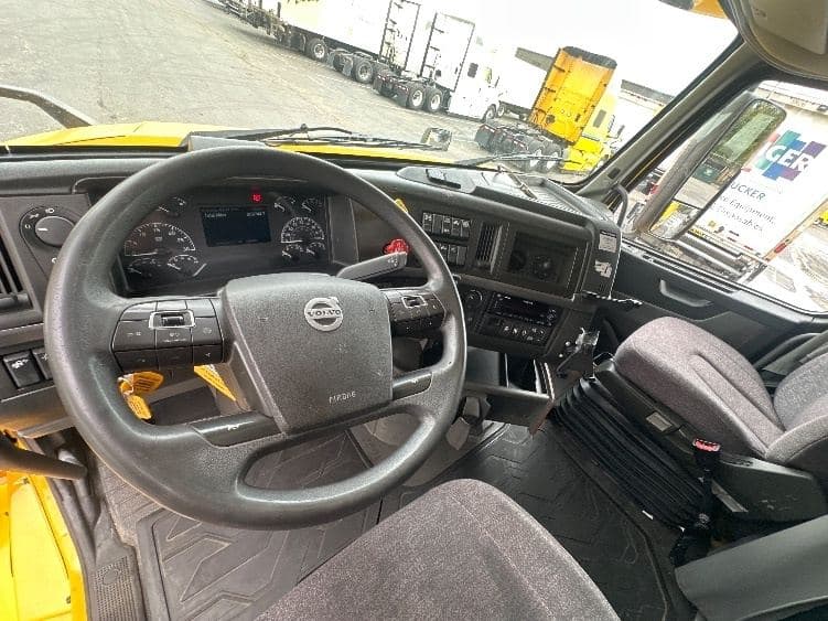 2022 Volvo VNL image 6