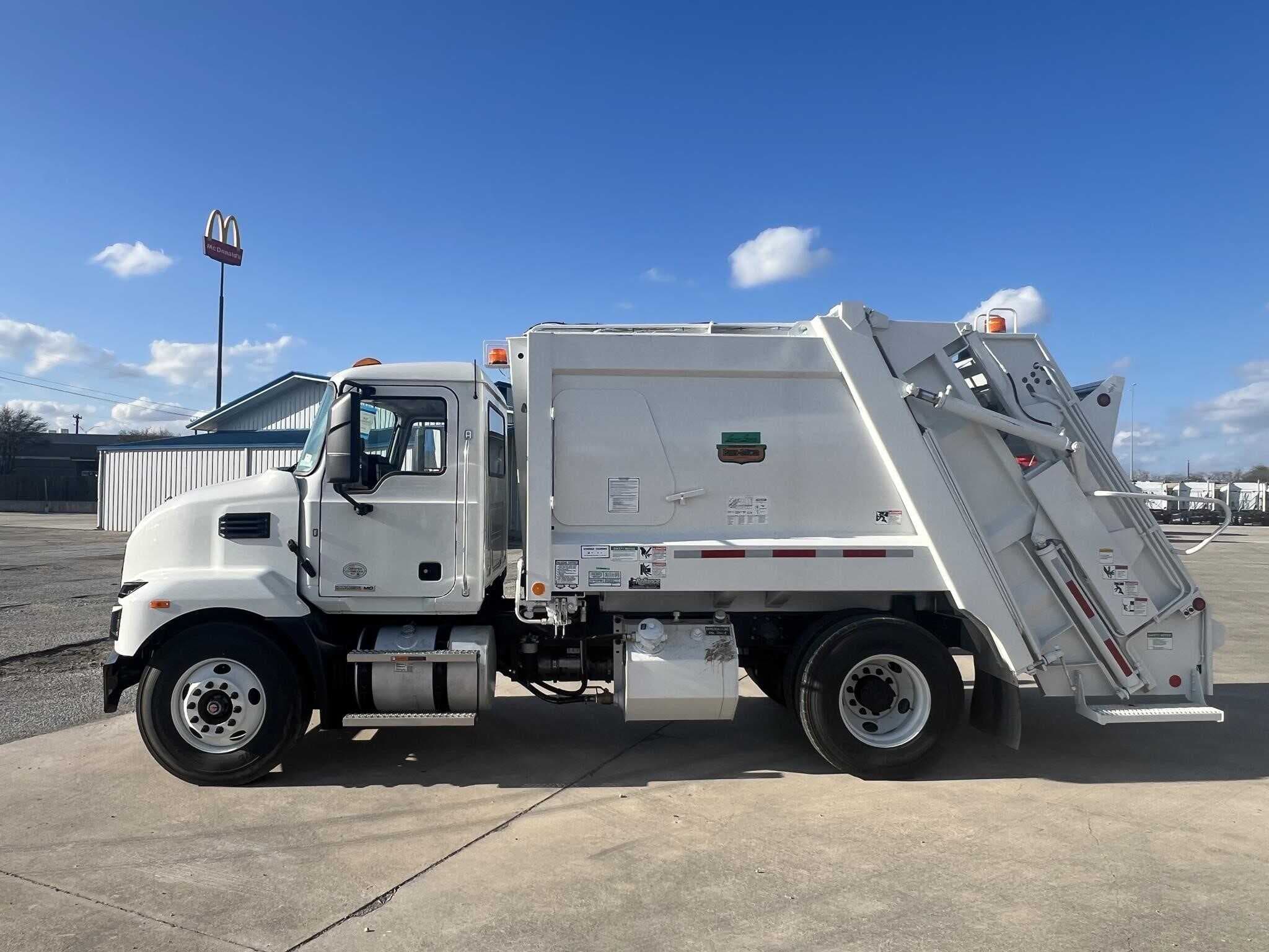 New 2024 MACK MD6 Garbage Truck image 2