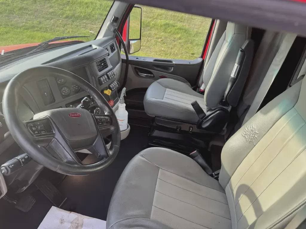 2022 Peterbilt 579 image 6