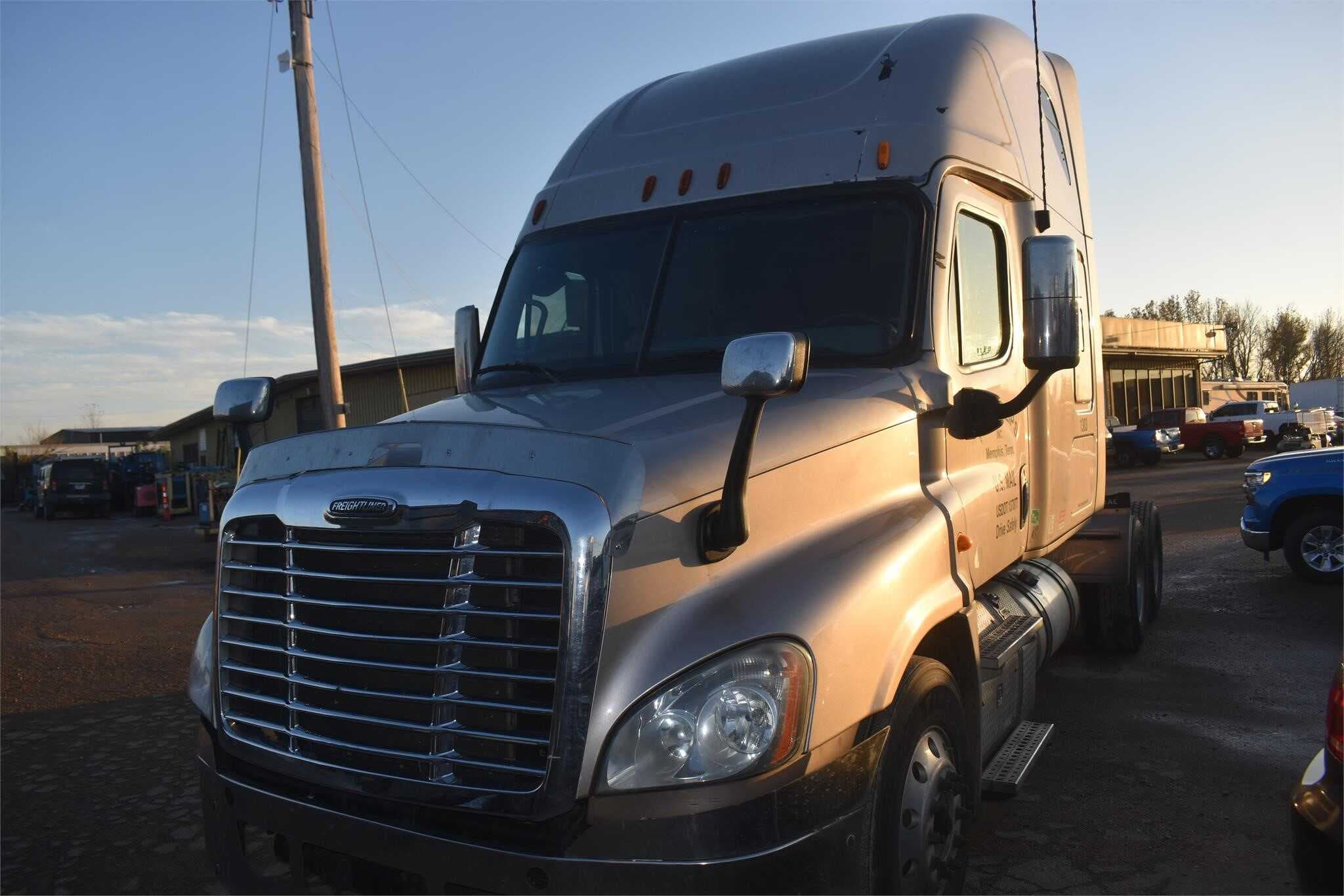 2013 Freightliner Cascadia 125 image 2
