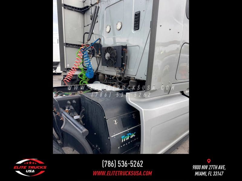 2020 International LT image 37
