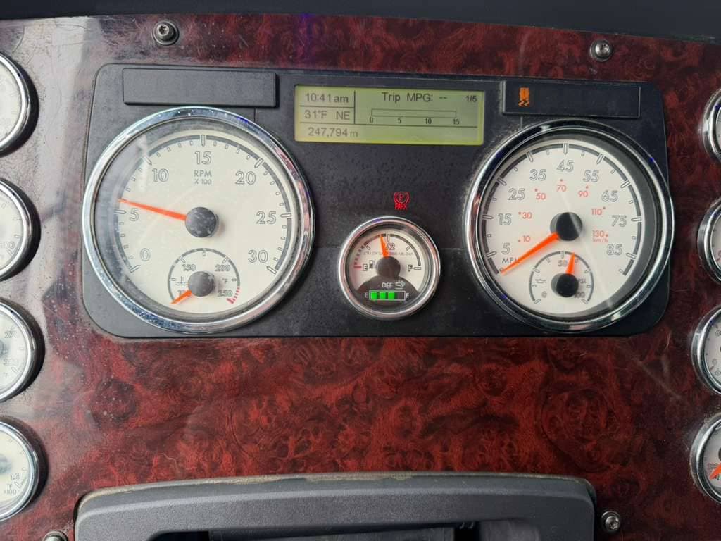 2021 Freightliner SD122 image 14