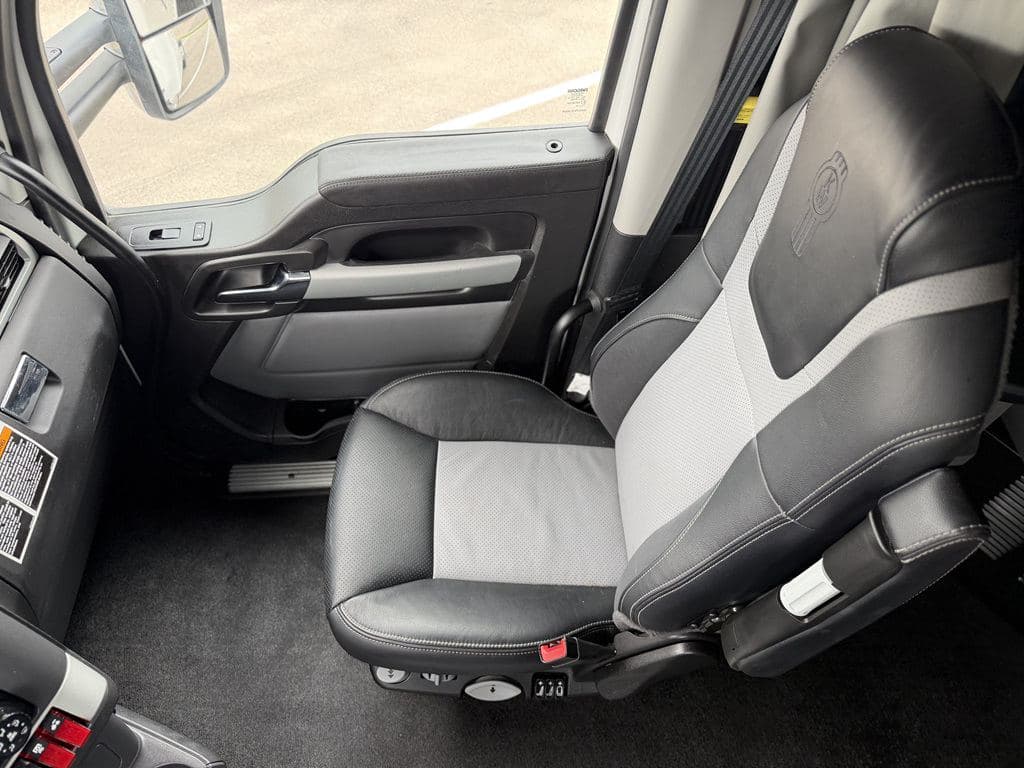 Used 2024 KENWORTH T880 image 23