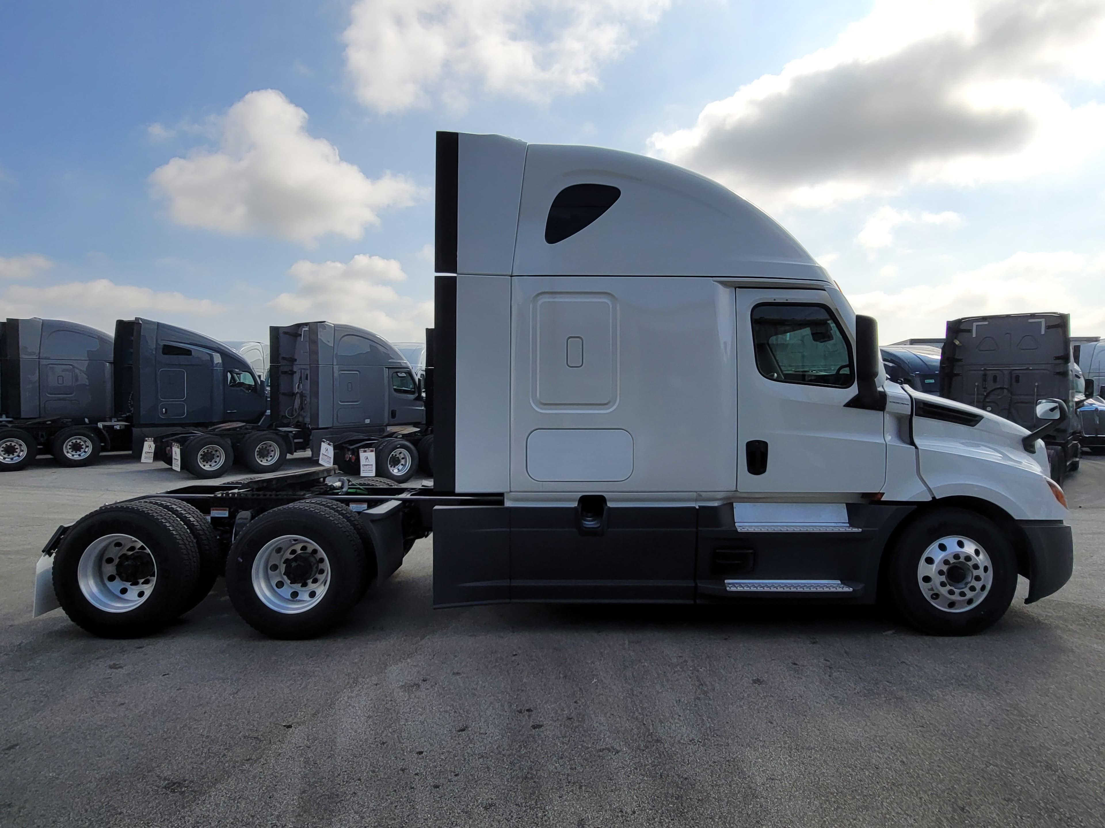 2022 Freightliner Cascadia 126 image 4