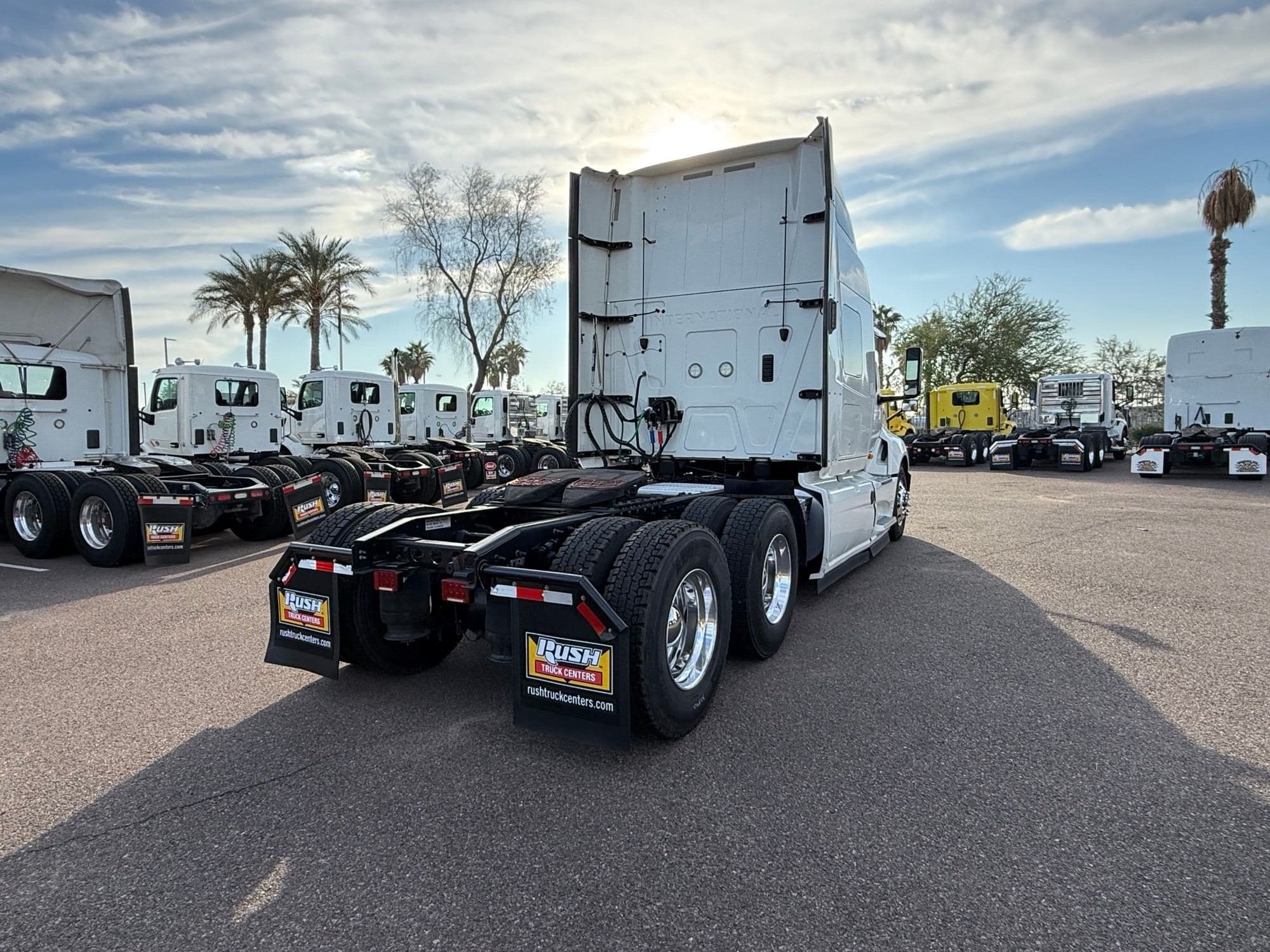 2020 International LT625 image 5