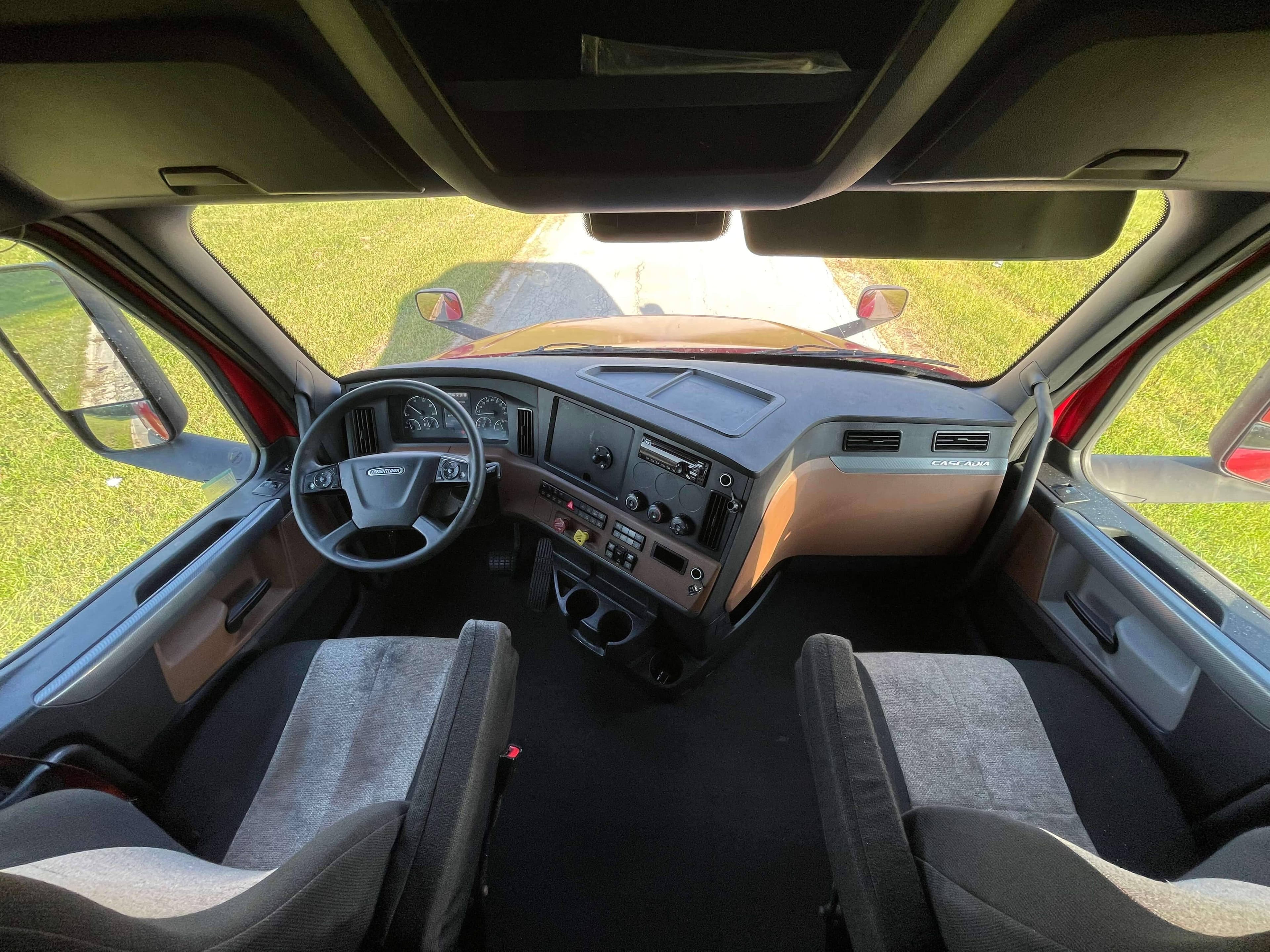 2021 Freightliner Cascadia 126 image 13