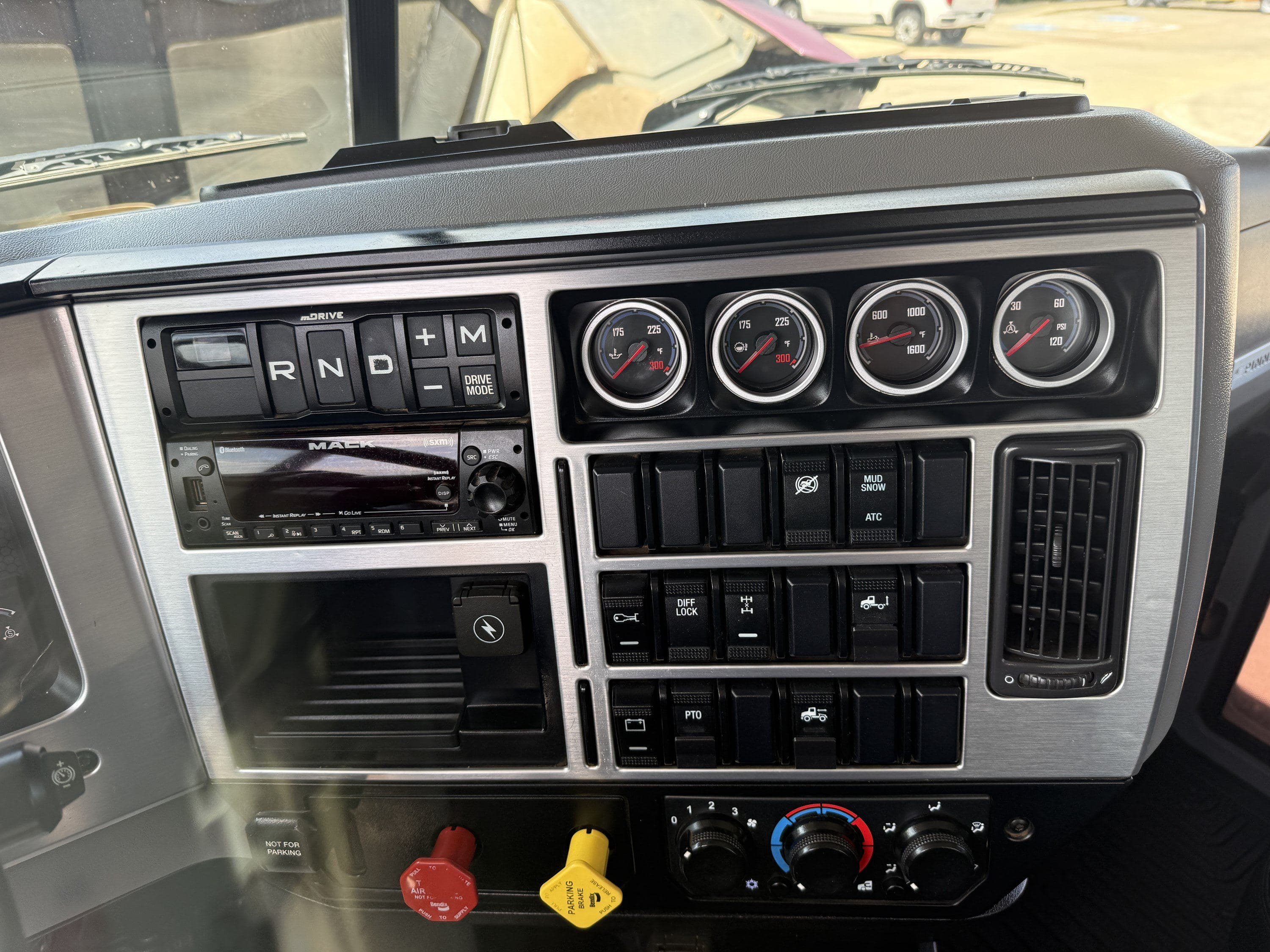 2025 Mack PINNACLE 64T image 6