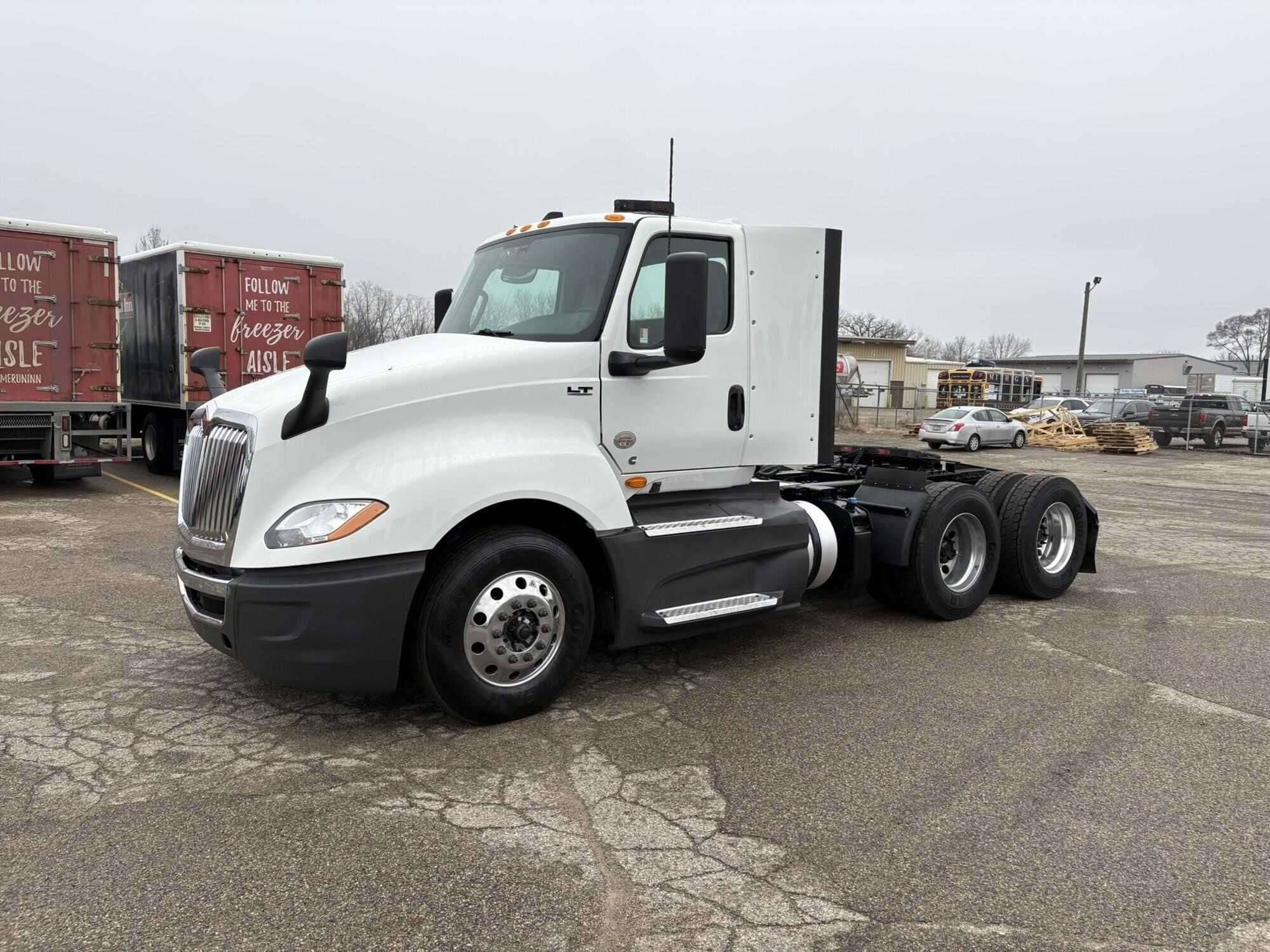 2021 International LT625 image 1