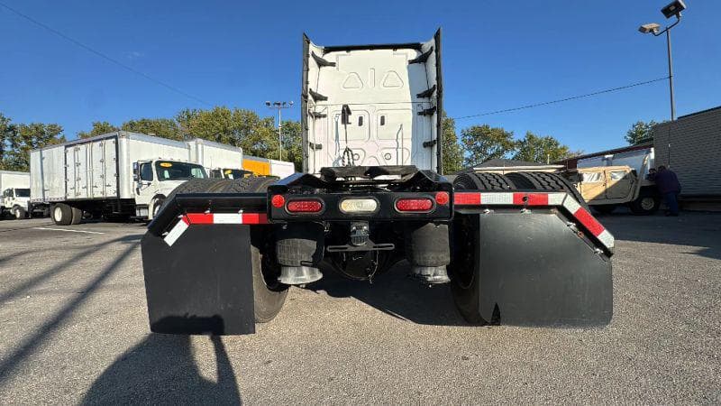 2021 Freightliner Cascadia image 11