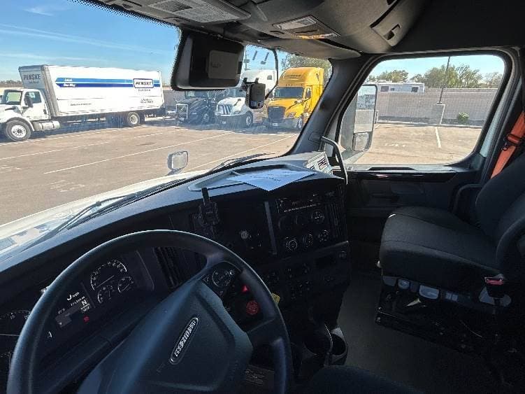 2023 Freightliner Cascadia 126 image 4