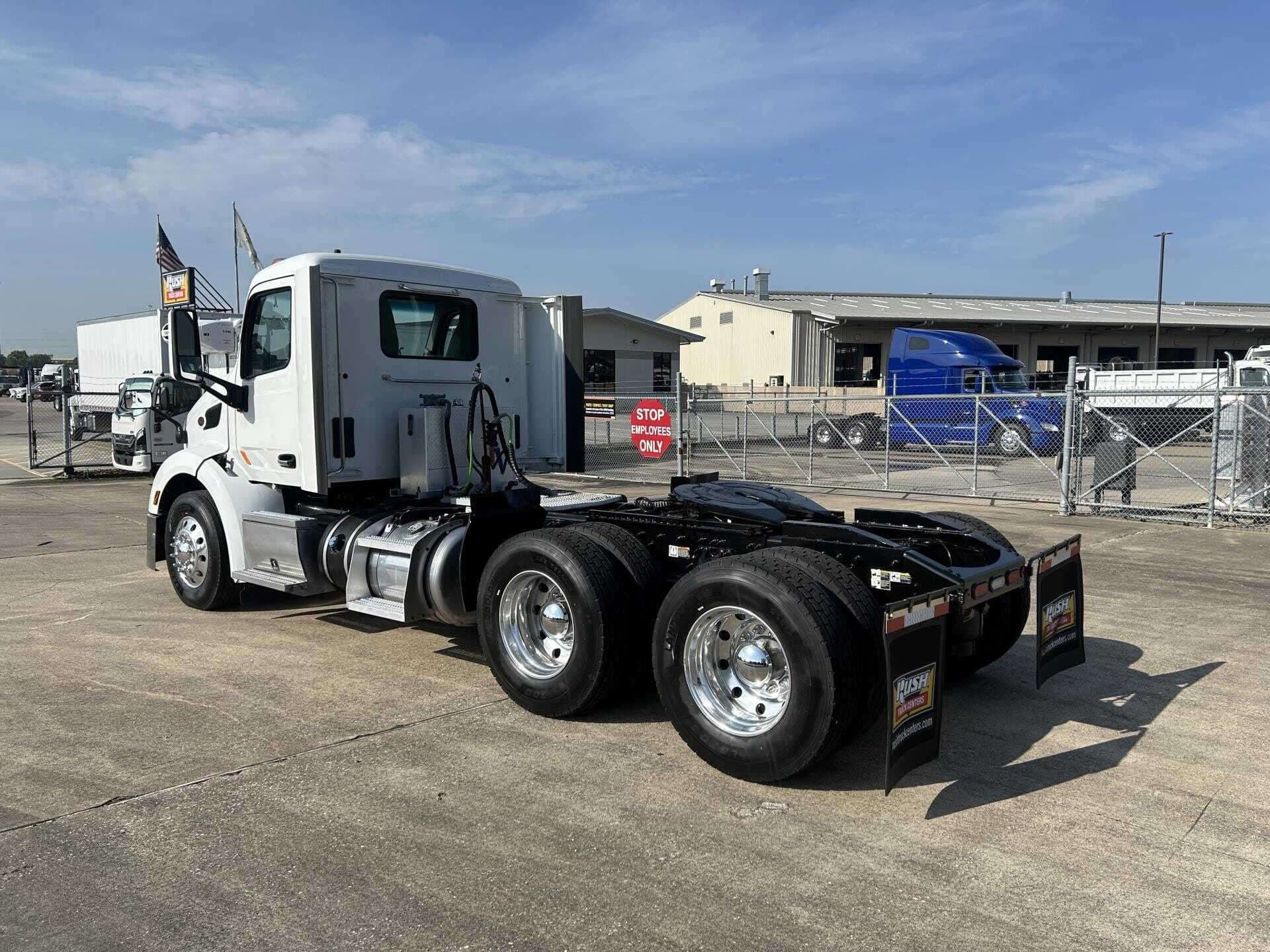 Used 2020 Peterbilt 579 Conventional - Day Cab in Houston, TX image 27