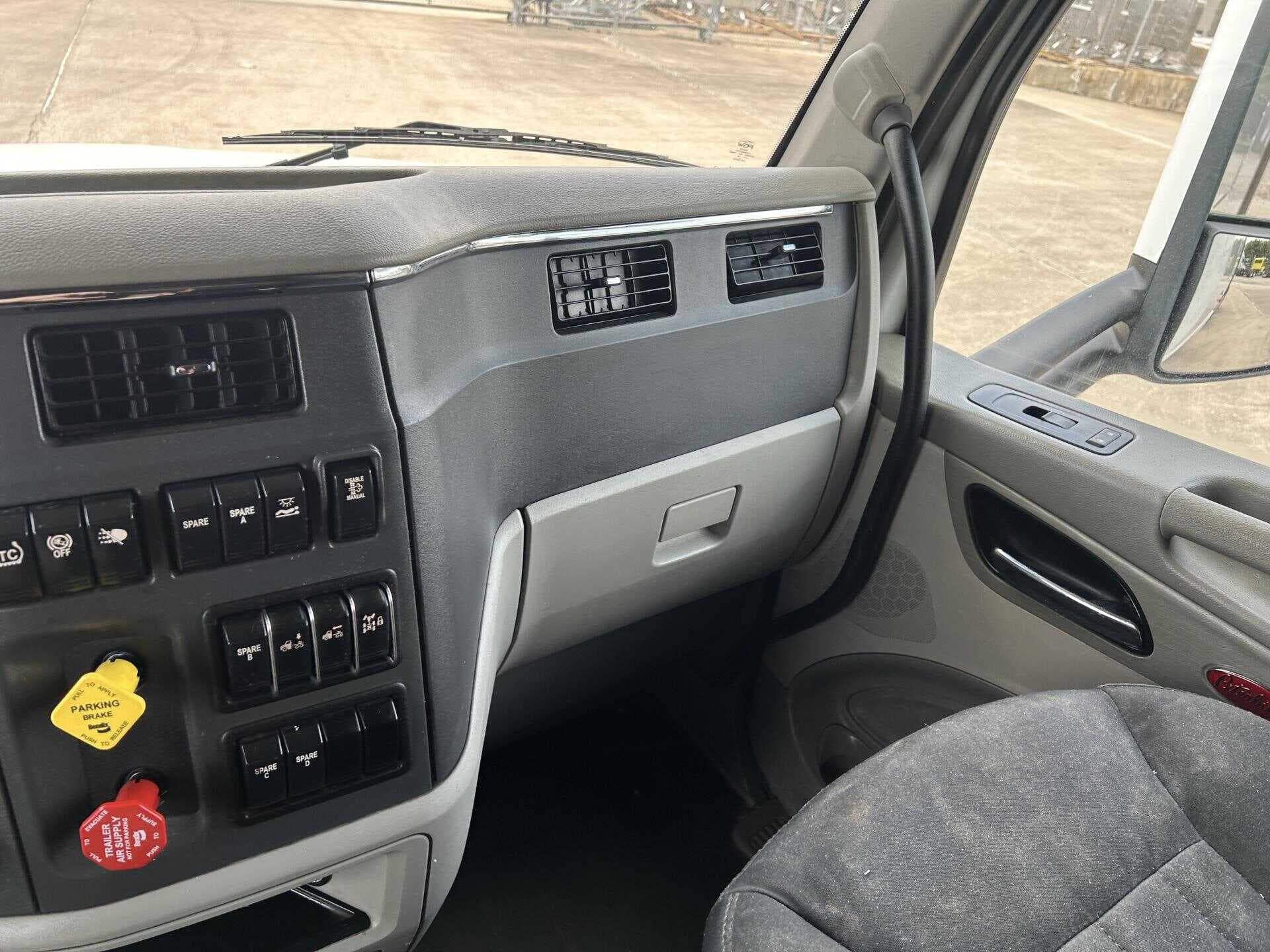 2020 Peterbilt 579 image 30